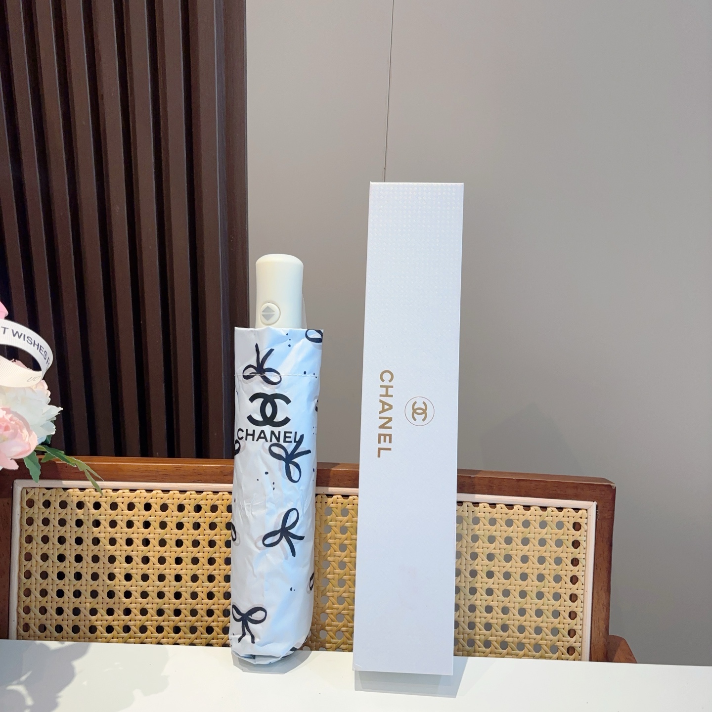  CHANEL（香奈儿）三折自动折叠晴雨伞 集合香奈儿灵魂LOGO为一体的设计风格高雅奢华 带在身上带来