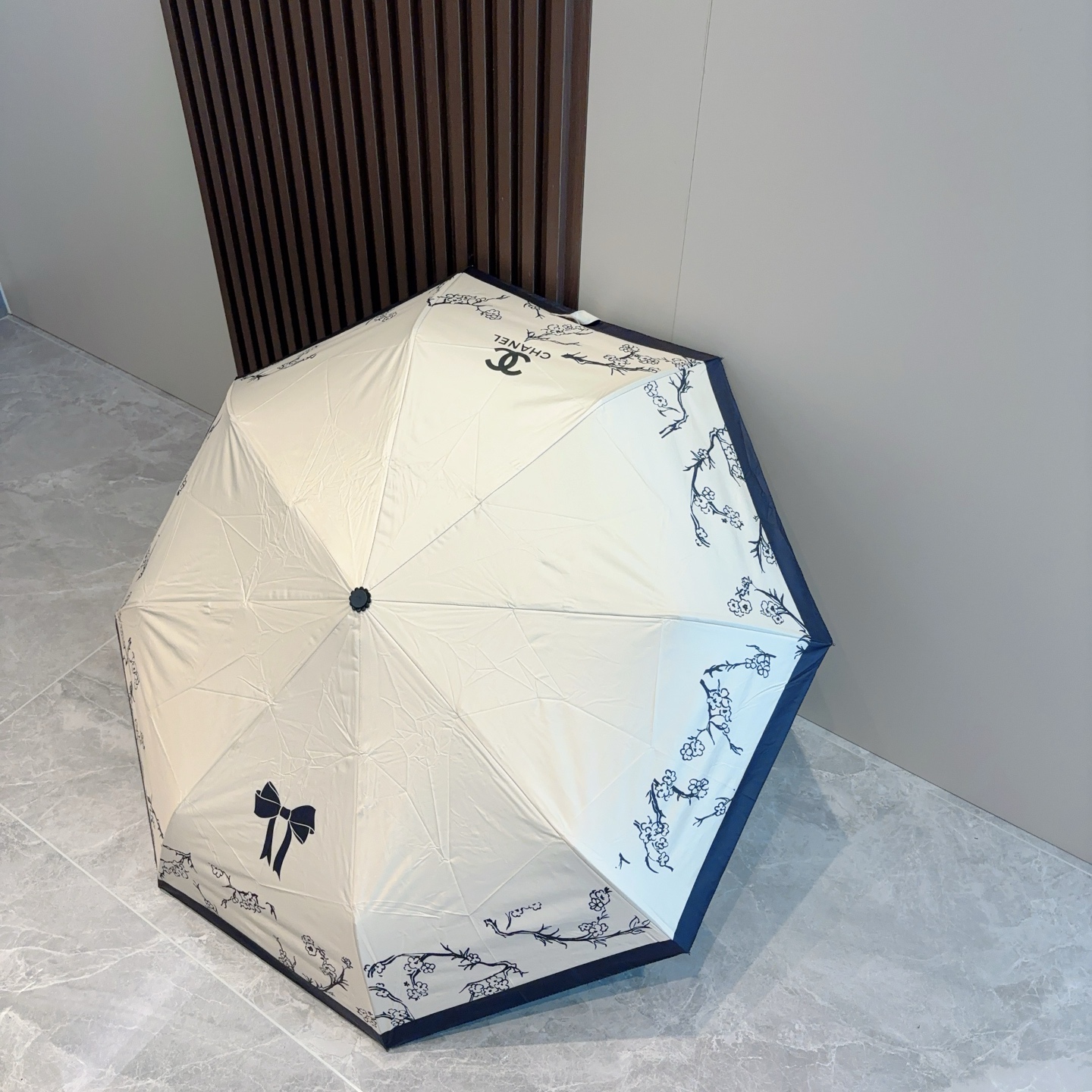  CHANEL（香奈儿）三折自动折叠晴雨伞 集合香奈儿灵魂LOGO为一体的设计风格高雅奢华 带在身上带来