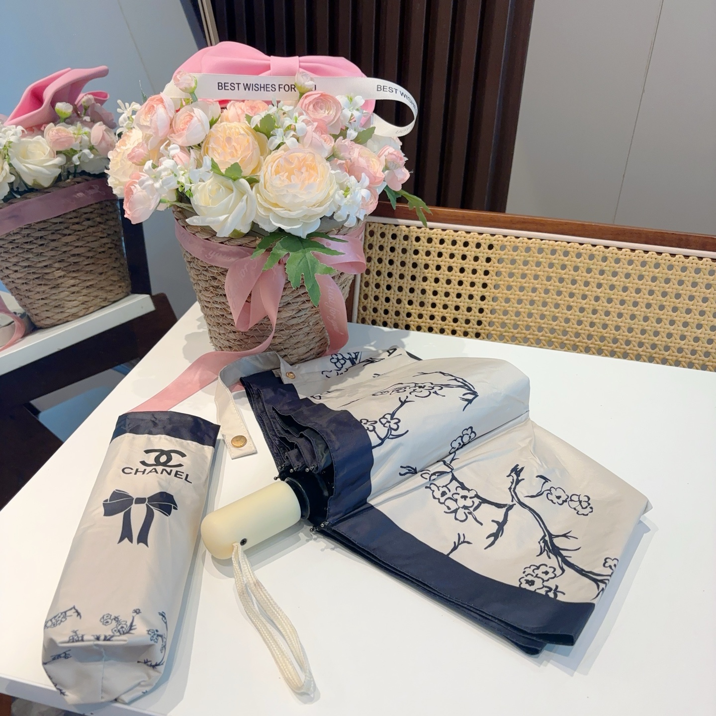  CHANEL（香奈儿）三折自动折叠晴雨伞 集合香奈儿灵魂LOGO为一体的设计风格高雅奢华 带在身上带来
