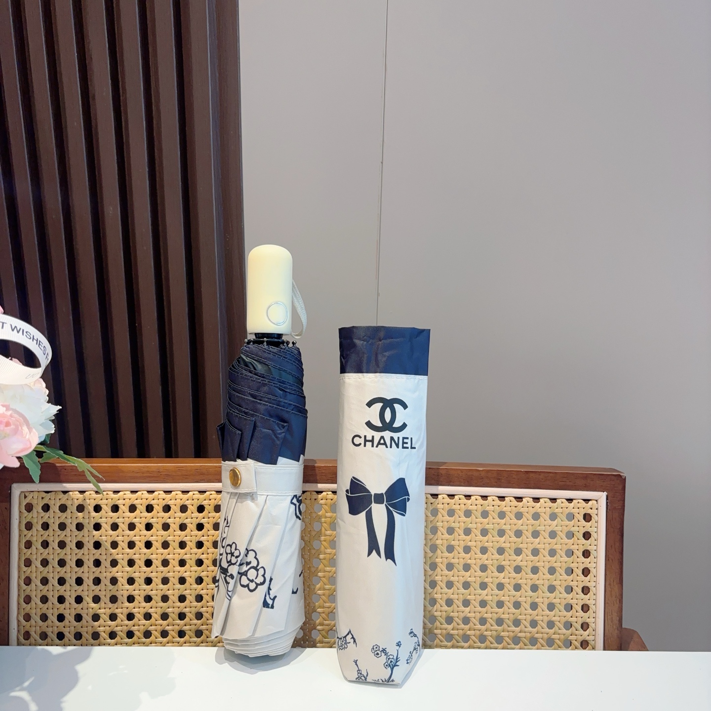  CHANEL（香奈儿）三折自动折叠晴雨伞 集合香奈儿灵魂LOGO为一体的设计风格高雅奢华 带在身上带来