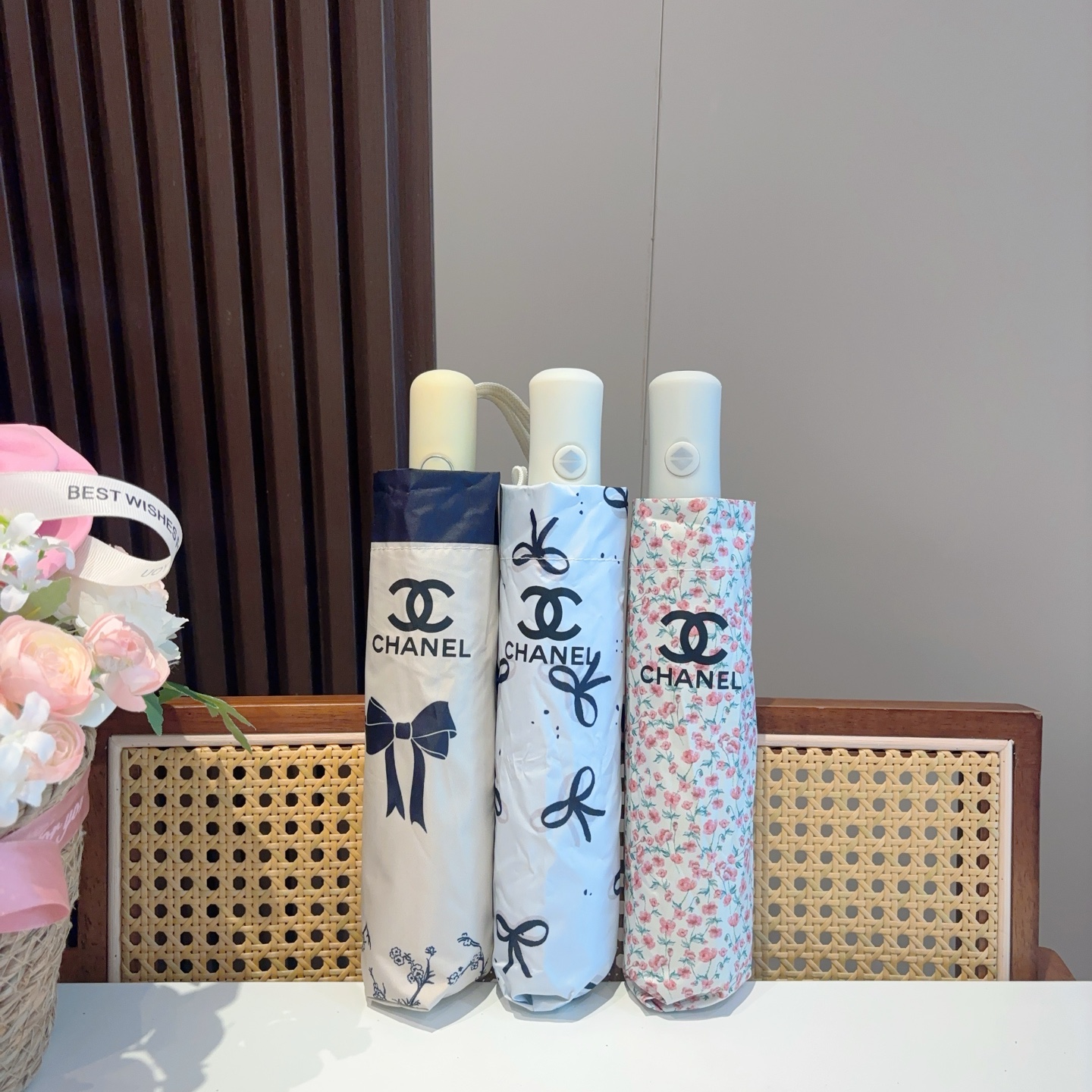  CHANEL（香奈儿）三折自动折叠晴雨伞 集合香奈儿灵魂LOGO为一体的设计风格高雅奢华 带在身上带来