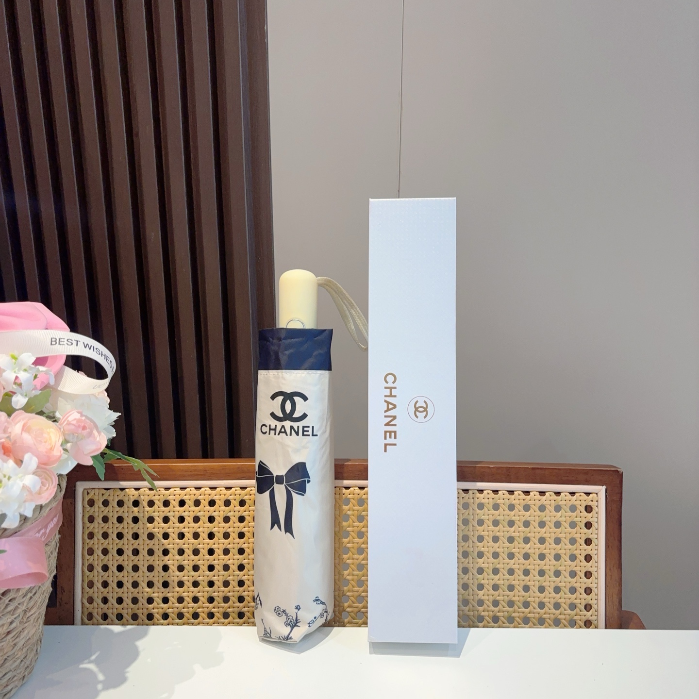  CHANEL（香奈儿）三折自动折叠晴雨伞 集合香奈儿灵魂LOGO为一体的设计风格高雅奢华 带在身上带来