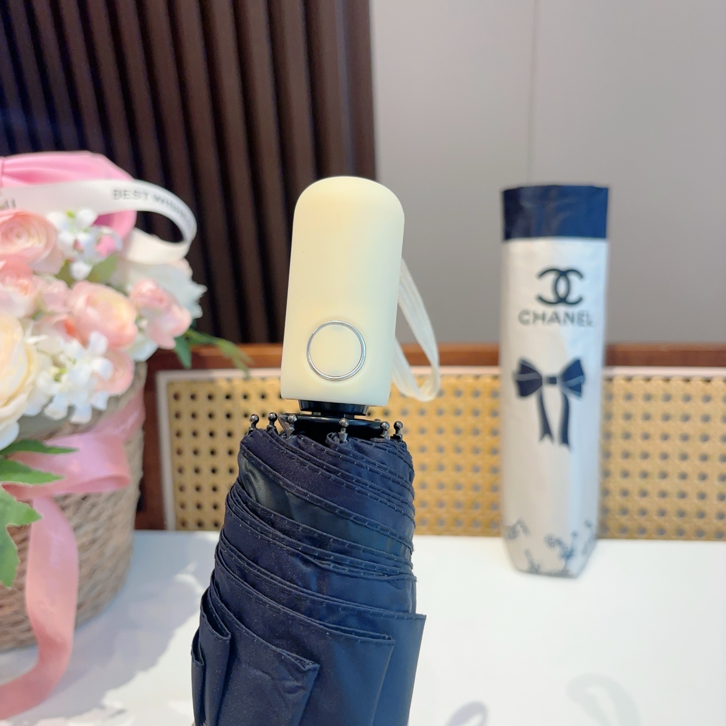  CHANEL（香奈儿）三折自动折叠晴雨伞 集合香奈儿灵魂LOGO为一体的设计风格高雅奢华 带在身上带来