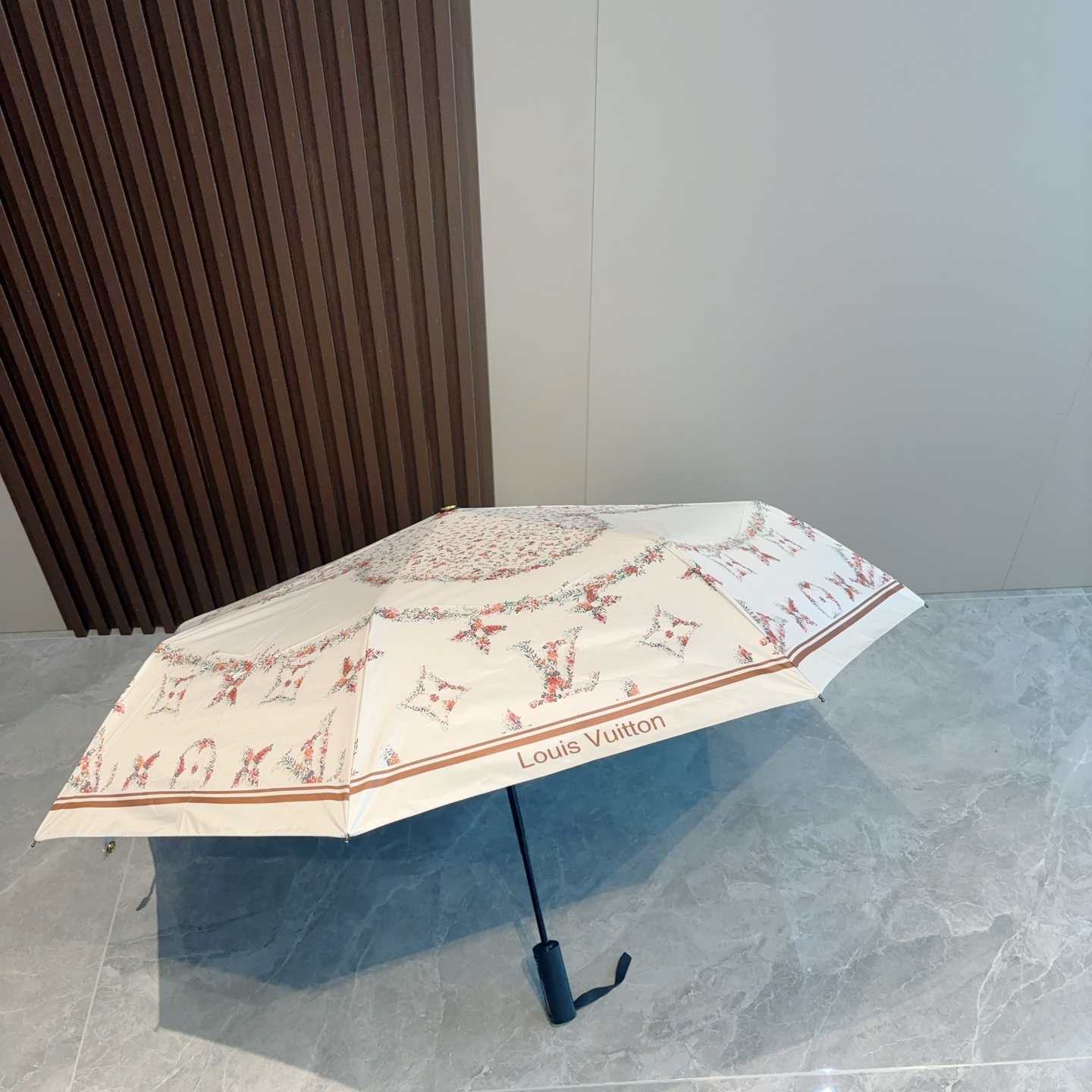  LOUIS VUITTON （路易威登）三折自动折叠晴雨伞 新涂层技术深色伞面 拥有令人惊喜的遮光效果
