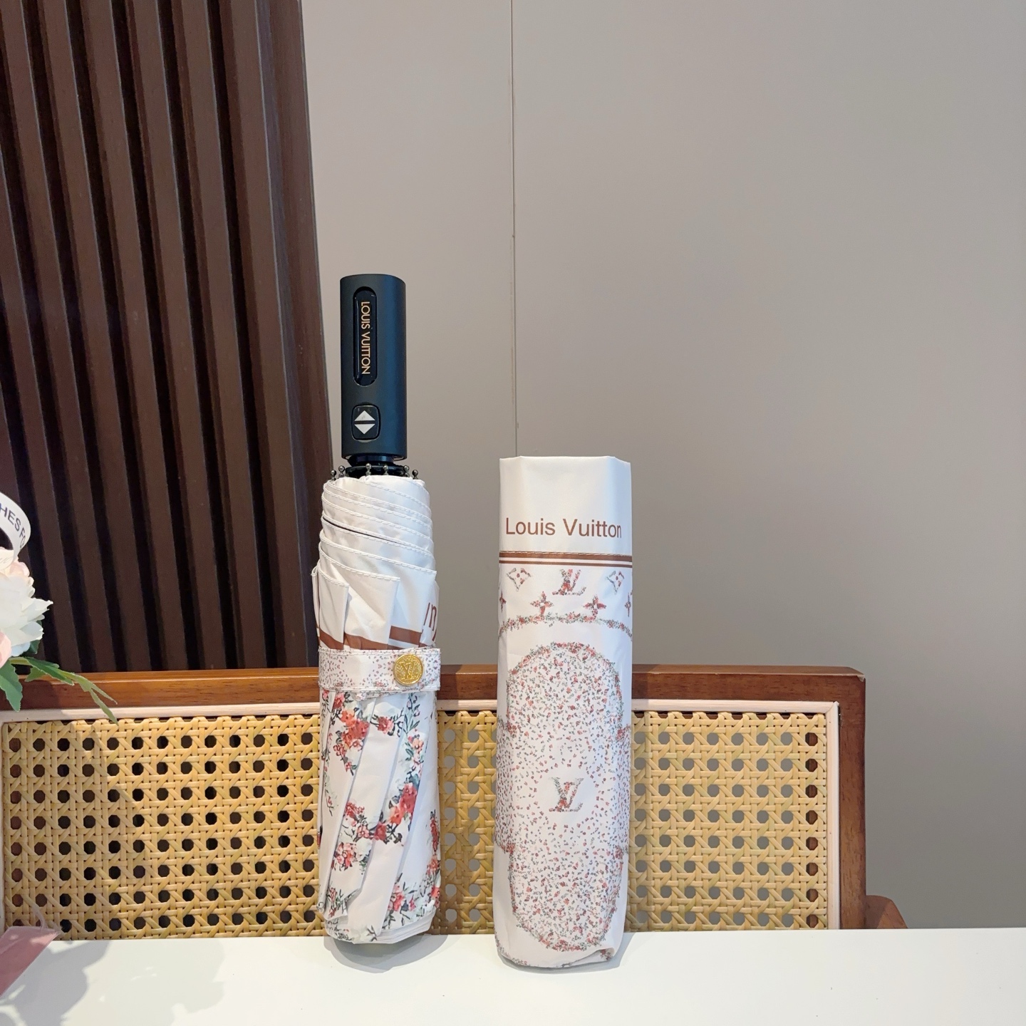  LOUIS VUITTON （路易威登）三折自动折叠晴雨伞 新涂层技术深色伞面 拥有令人惊喜的遮光效果