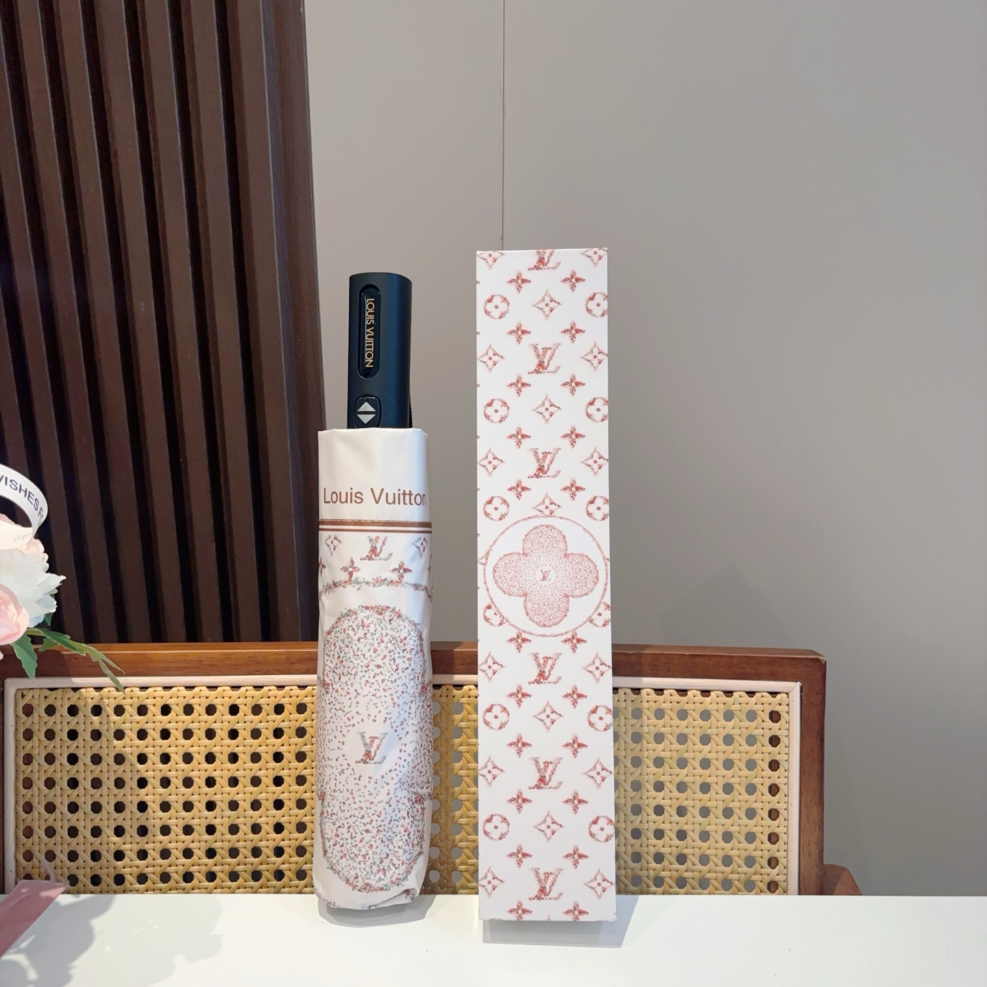  LOUIS VUITTON （路易威登）三折自动折叠晴雨伞 新涂层技术深色伞面 拥有令人惊喜的遮光效果