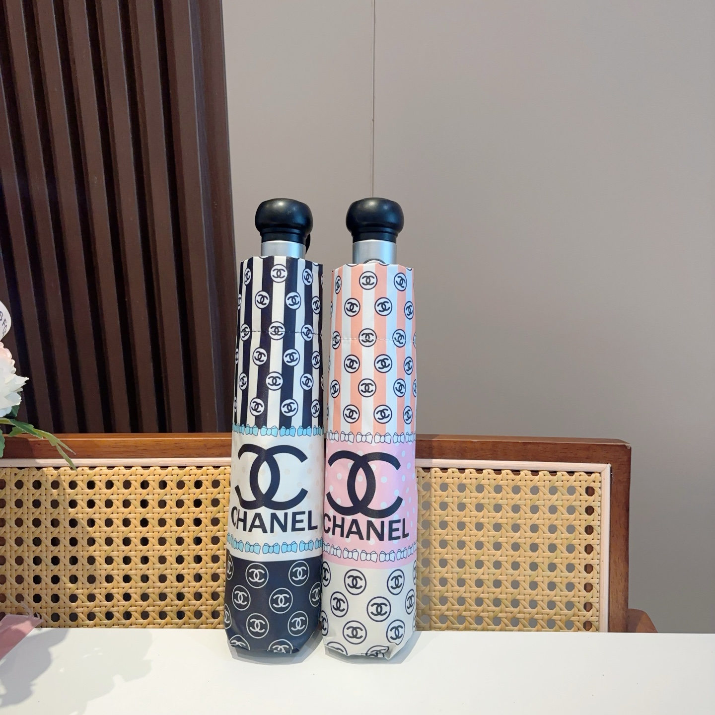  CHANEL（香奈儿）三折自动折叠晴雨伞 集合香奈儿灵魂LOGO为一体的设计风格高雅奢华 带在身上带来