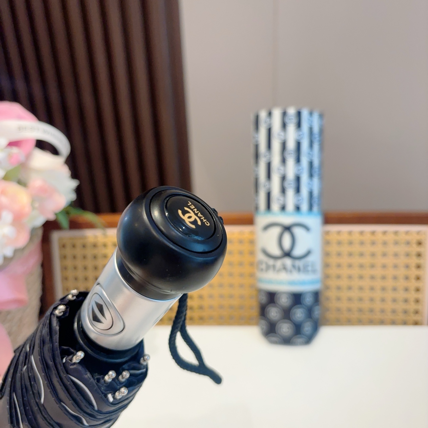  CHANEL（香奈儿）三折自动折叠晴雨伞 集合香奈儿灵魂LOGO为一体的设计风格高雅奢华 带在身上带来