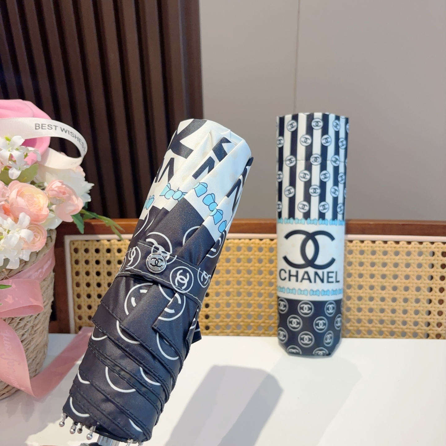  CHANEL（香奈儿）三折自动折叠晴雨伞 集合香奈儿灵魂LOGO为一体的设计风格高雅奢华 带在身上带来