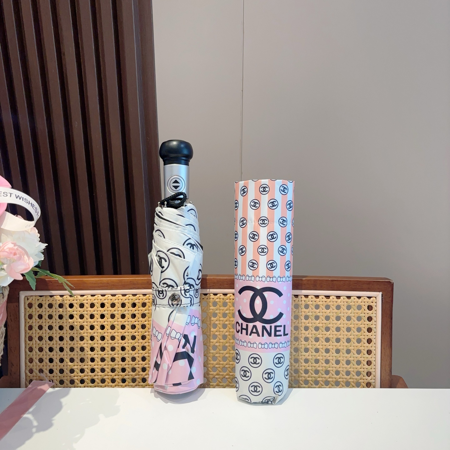  CHANEL（香奈儿）三折自动折叠晴雨伞 集合香奈儿灵魂LOGO为一体的设计风格高雅奢华 带在身上带来