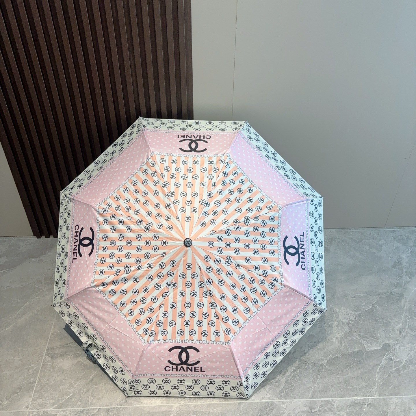  CHANEL（香奈儿）三折自动折叠晴雨伞 集合香奈儿灵魂LOGO为一体的设计风格高雅奢华 带在身上带来