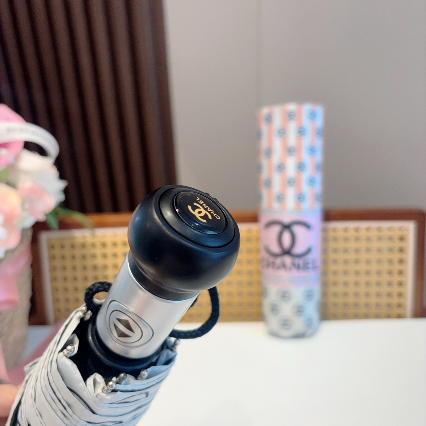  CHANEL（香奈儿）三折自动折叠晴雨伞 集合香奈儿灵魂LOGO为一体的设计风格高雅奢华 带在身上带来