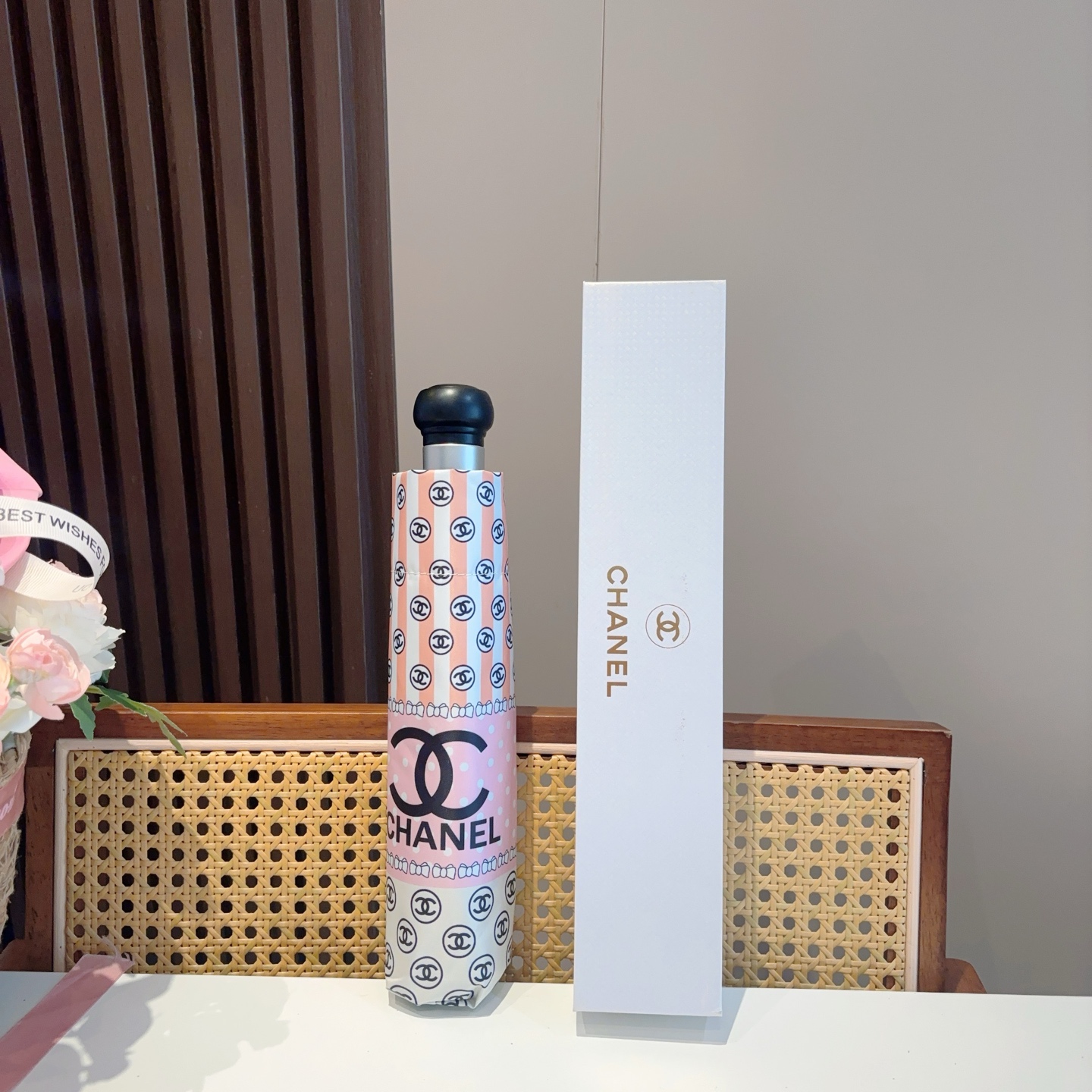  CHANEL（香奈儿）三折自动折叠晴雨伞 集合香奈儿灵魂LOGO为一体的设计风格高雅奢华 带在身上带来