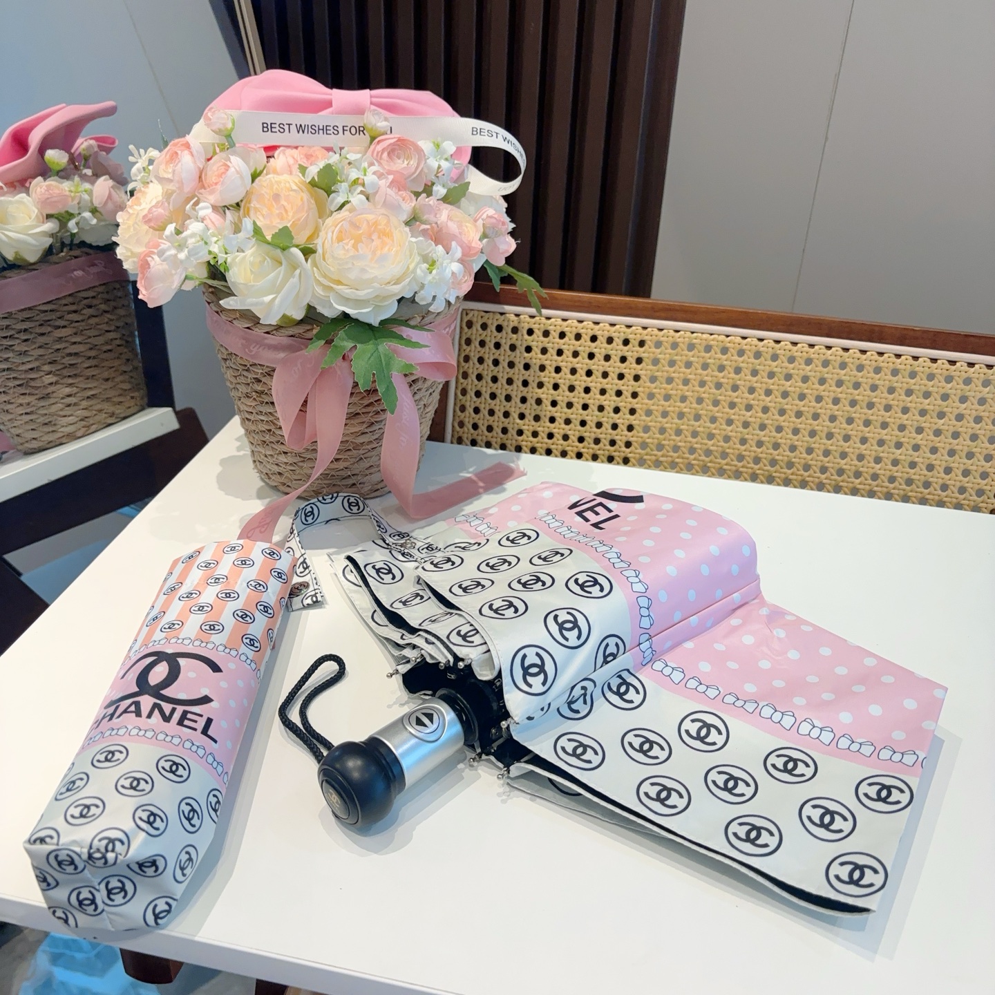  CHANEL（香奈儿）三折自动折叠晴雨伞 集合香奈儿灵魂LOGO为一体的设计风格高雅奢华 带在身上带来