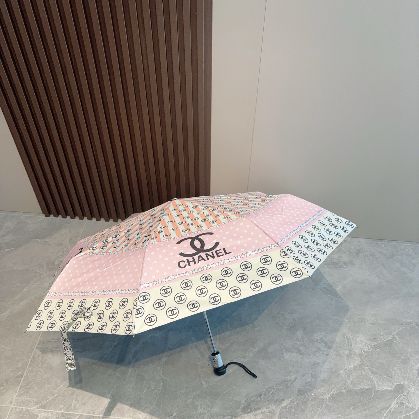  CHANEL（香奈儿）三折自动折叠晴雨伞 集合香奈儿灵魂LOGO为一体的设计风格高雅奢华 带在身上带来