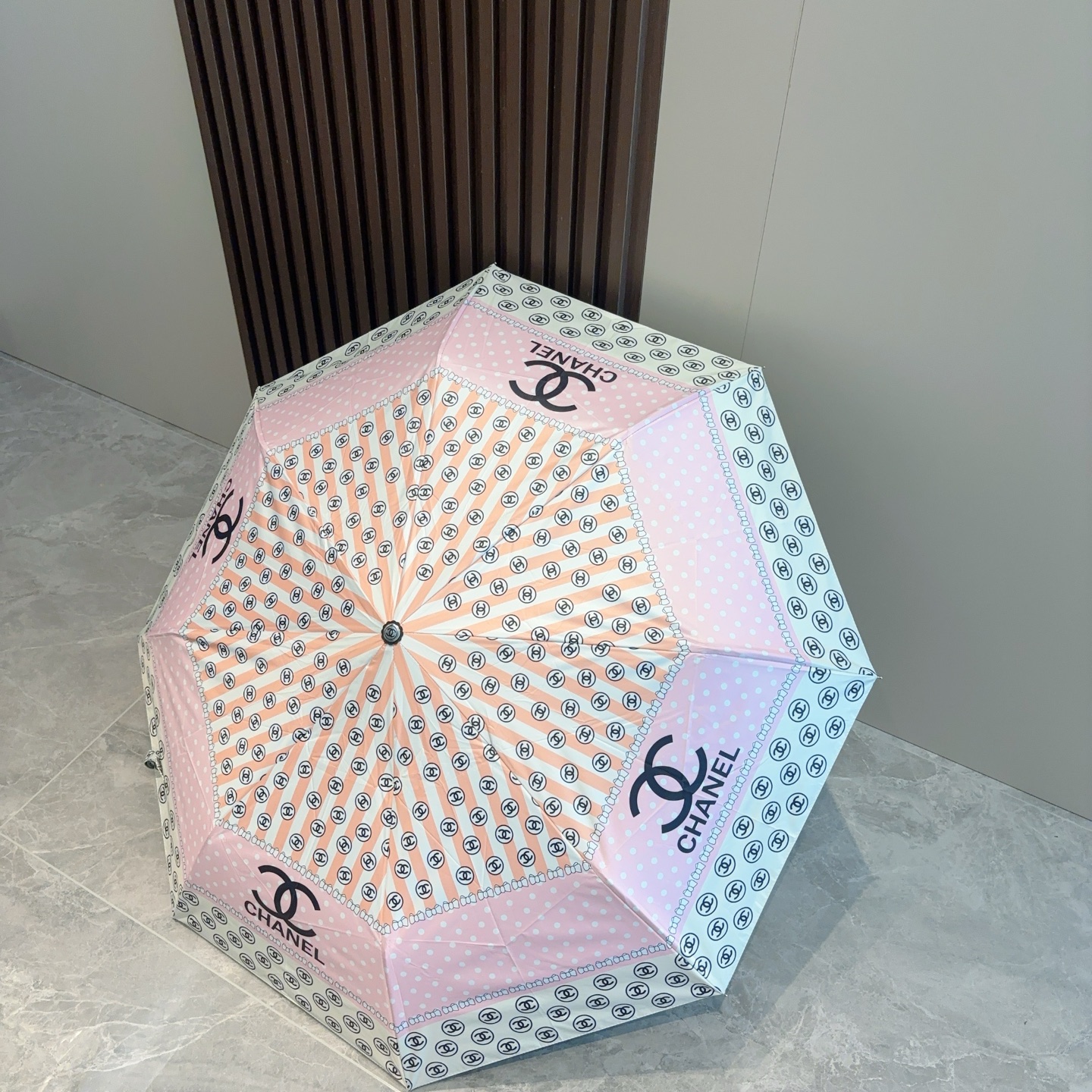  CHANEL（香奈儿）三折自动折叠晴雨伞 集合香奈儿灵魂LOGO为一体的设计风格高雅奢华 带在身上带来
