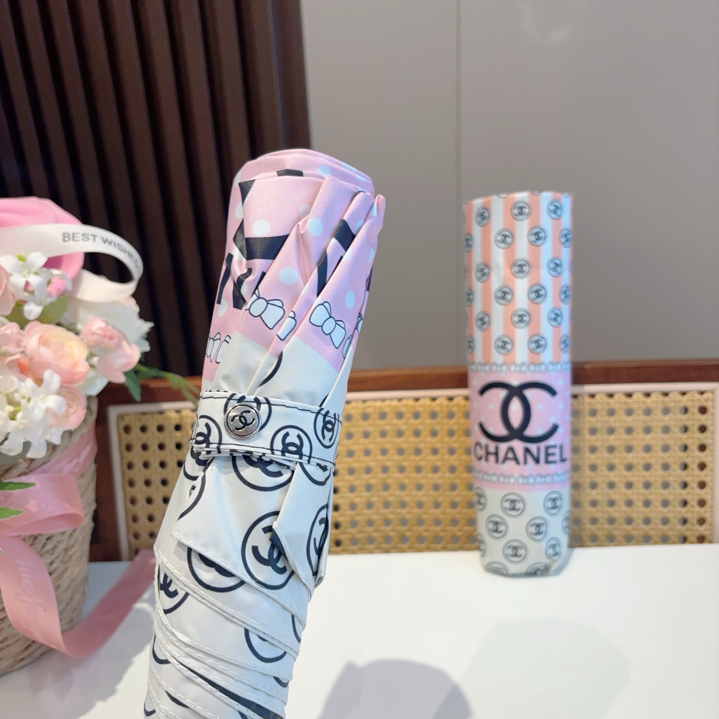  CHANEL（香奈儿）三折自动折叠晴雨伞 集合香奈儿灵魂LOGO为一体的设计风格高雅奢华 带在身上带来
