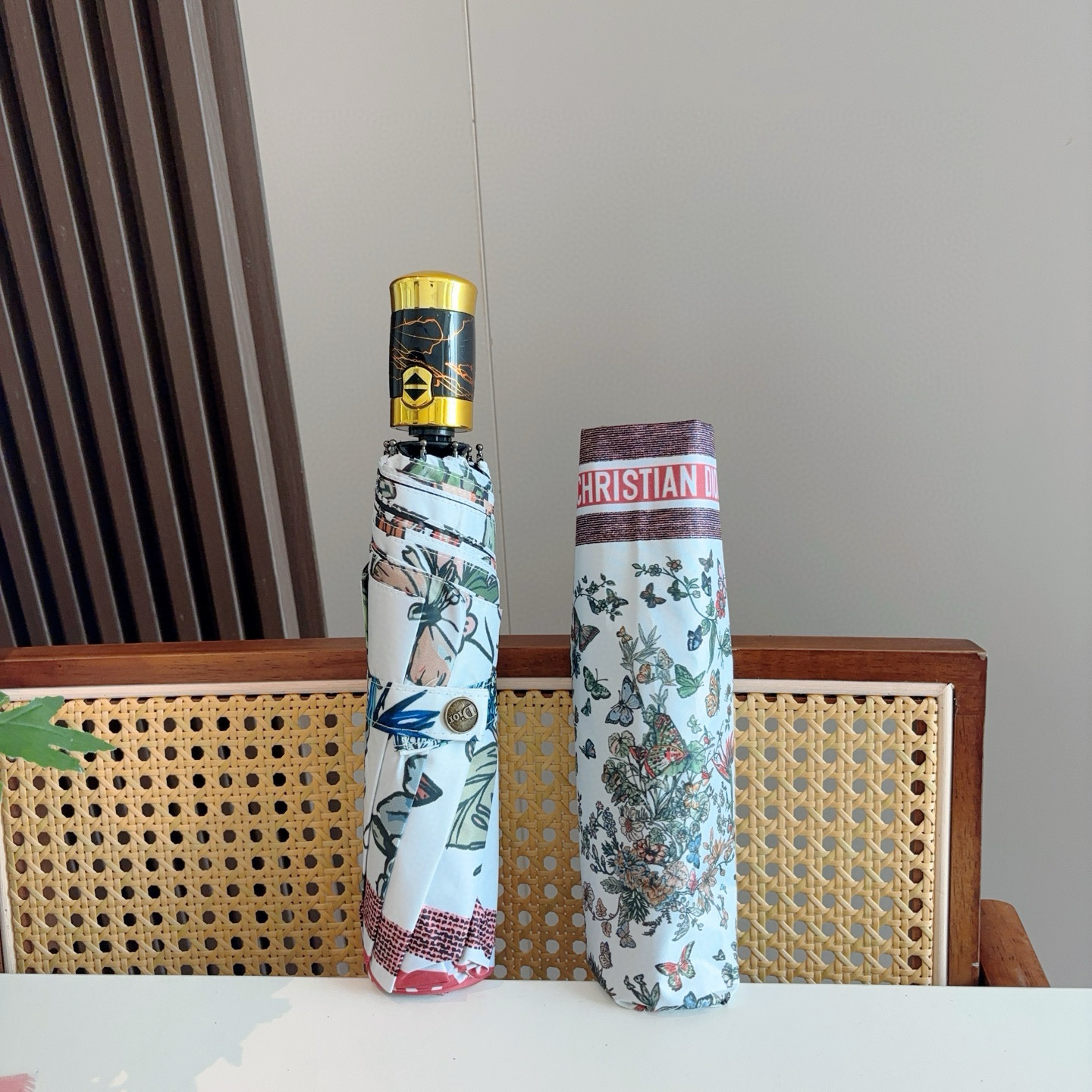  DIOR（迪奥）三折自动折叠晴雨伞  时尚原单代工品质 细节精致 看得见的品质 打破一成不变 色泽纯正