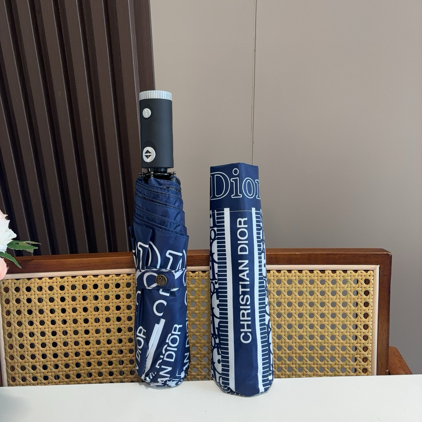  DIOR（迪奥） 三折自动折叠晴雨伞  时尚原单代工品质 细节精致 看得见的品质 打破一成不变 色泽纯