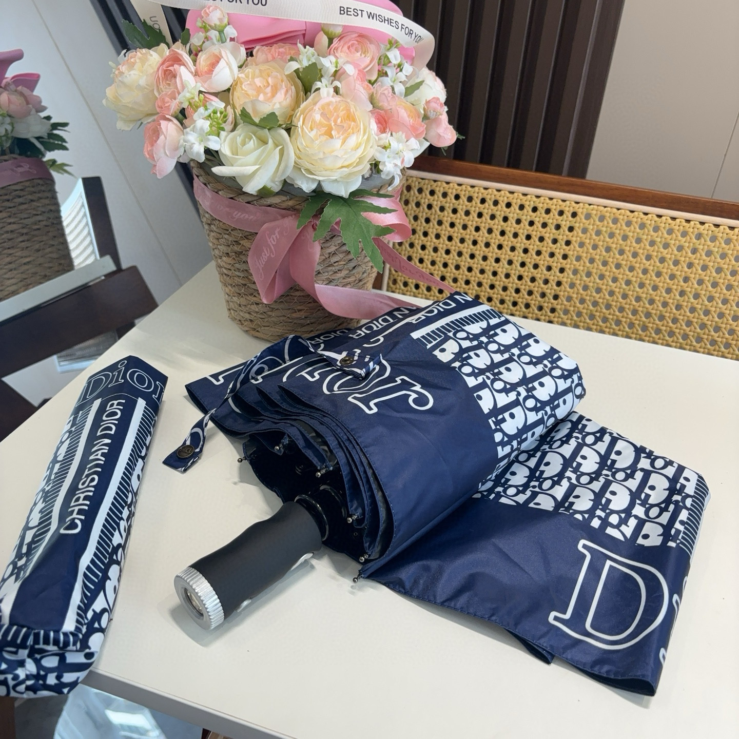  DIOR（迪奥） 三折自动折叠晴雨伞  时尚原单代工品质 细节精致 看得见的品质 打破一成不变 色泽纯