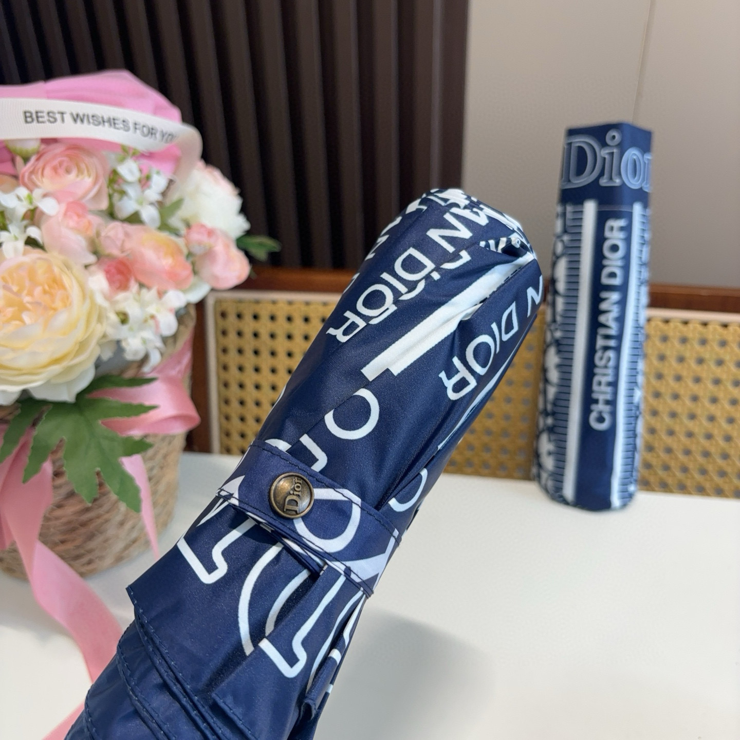  DIOR（迪奥） 三折自动折叠晴雨伞  时尚原单代工品质 细节精致 看得见的品质 打破一成不变 色泽纯