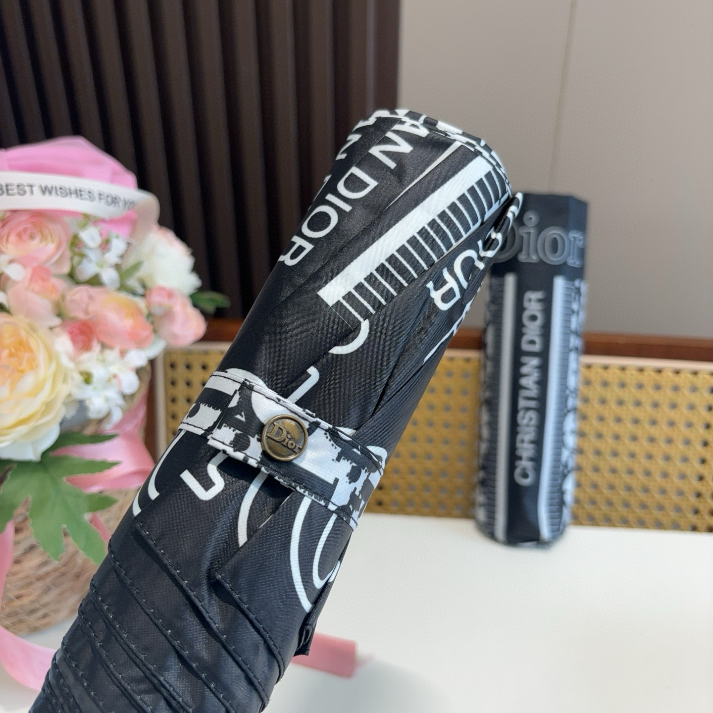  DIOR（迪奥） 三折自动折叠晴雨伞  时尚原单代工品质 细节精致 看得见的品质 打破一成不变 色泽纯