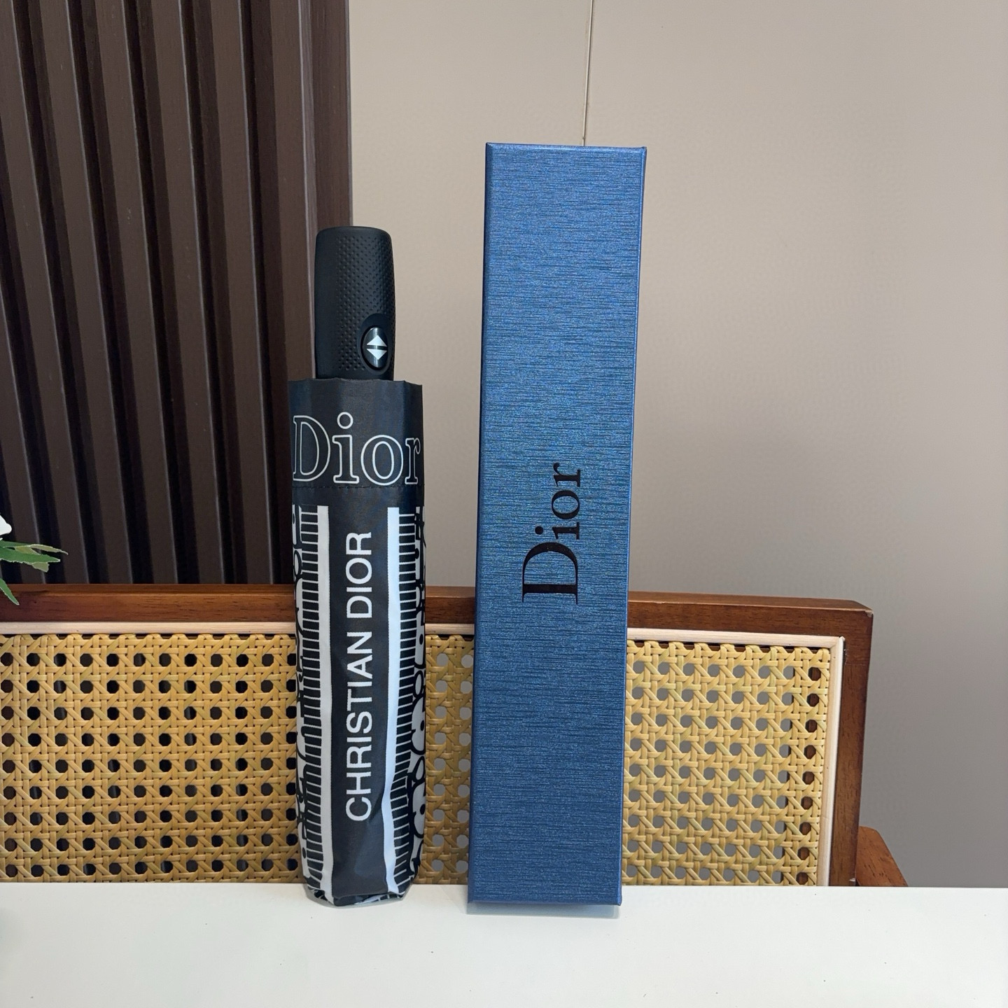  DIOR（迪奥） 三折自动折叠晴雨伞  时尚原单代工品质 细节精致 看得见的品质 打破一成不变 色泽纯