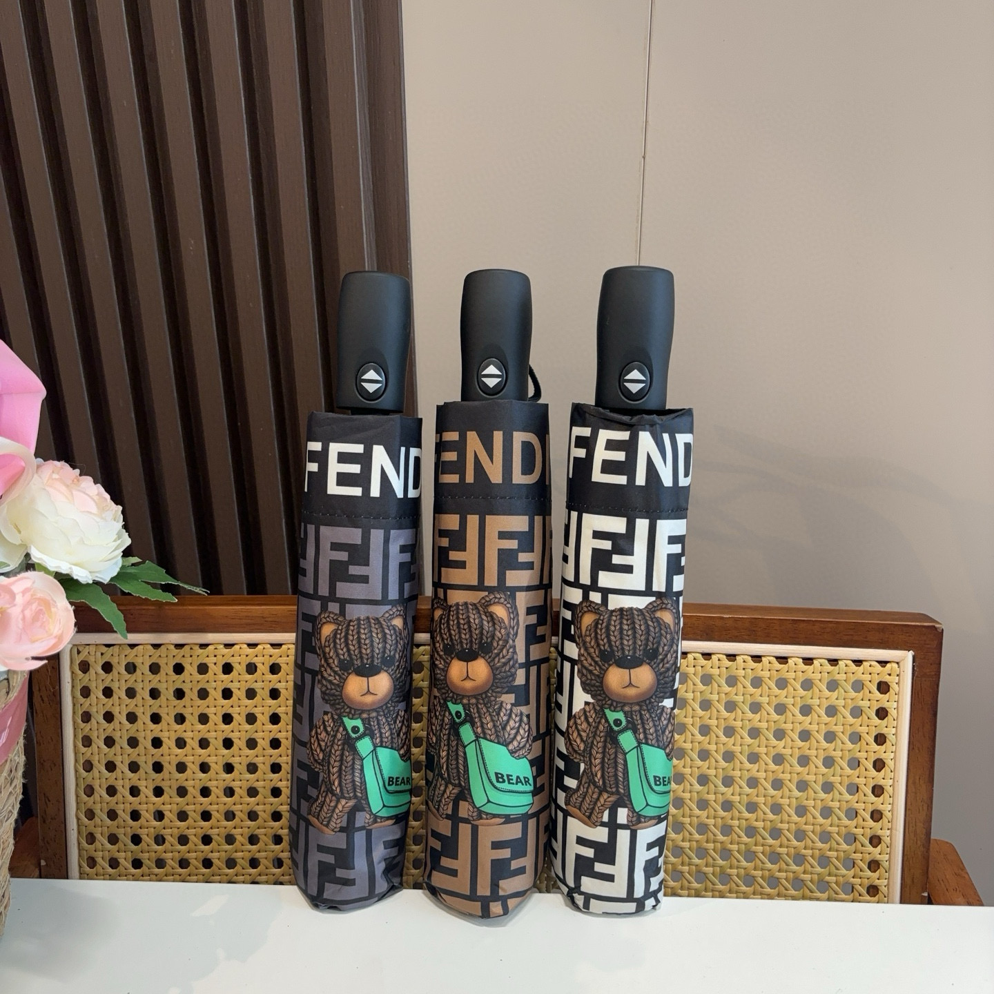  FENDI（芬迪）三折自动折叠晴雨伞 年度最新火爆单品  原单代工级品质 第一代210T碰击布防嗮拒水