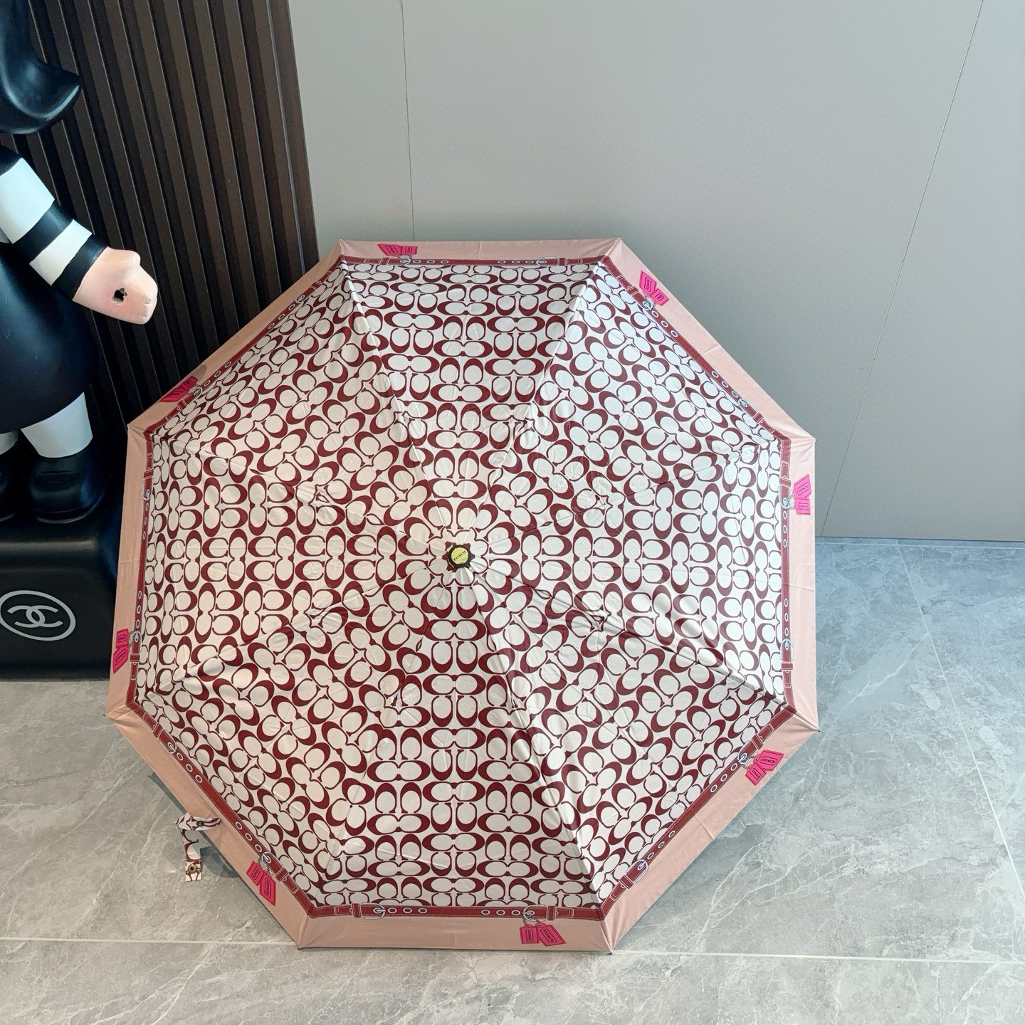 COACH（蔻驰）夏季新款 全自动折叠晴雨伞 
黑色涂层防晒有效阻隔紫外线99%，U价🉐F>50 
所以