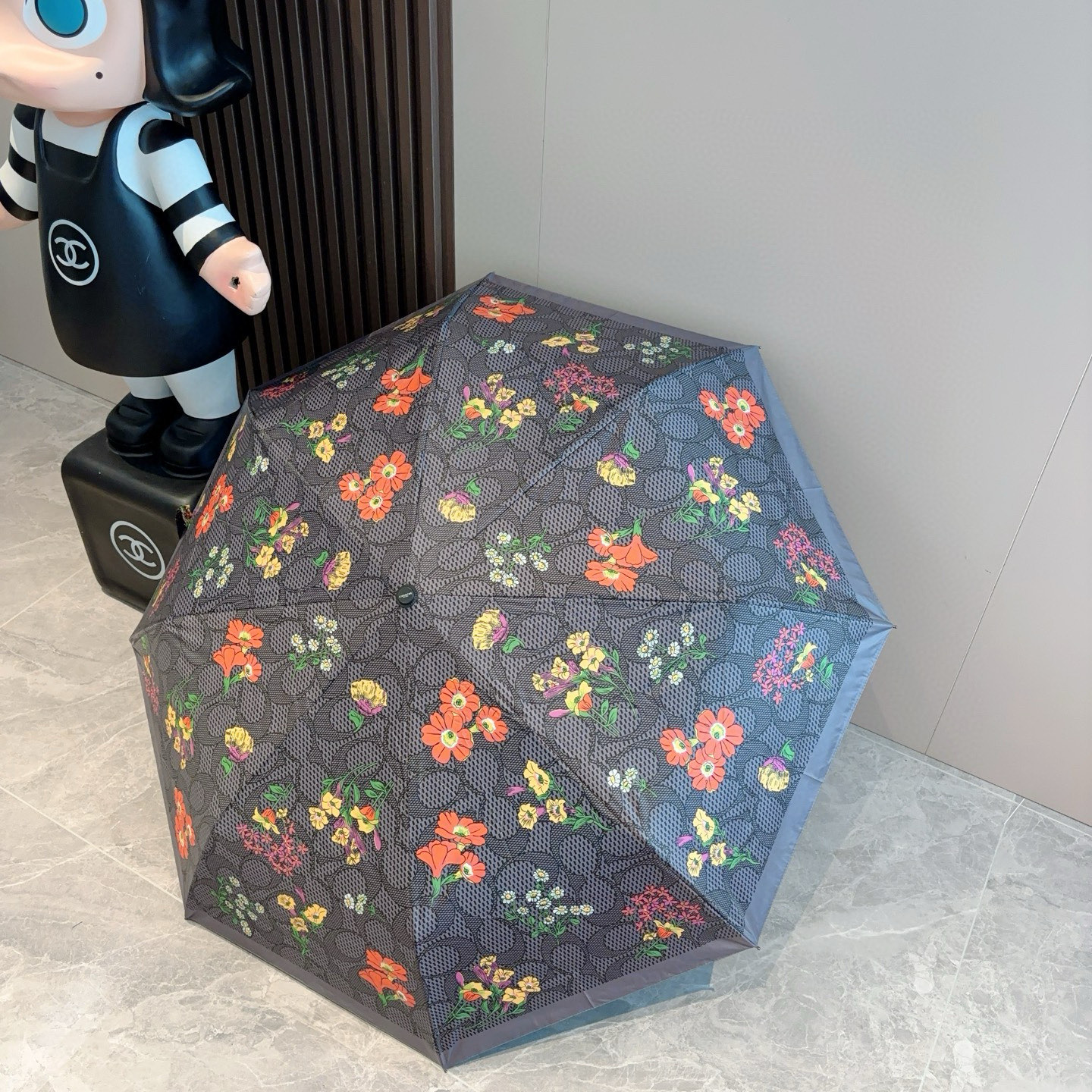 COACH（蔻驰）夏季新款 全自动折叠晴雨伞 
黑色涂层防晒有效阻隔紫外线99%，U价🉐F>50 
所以