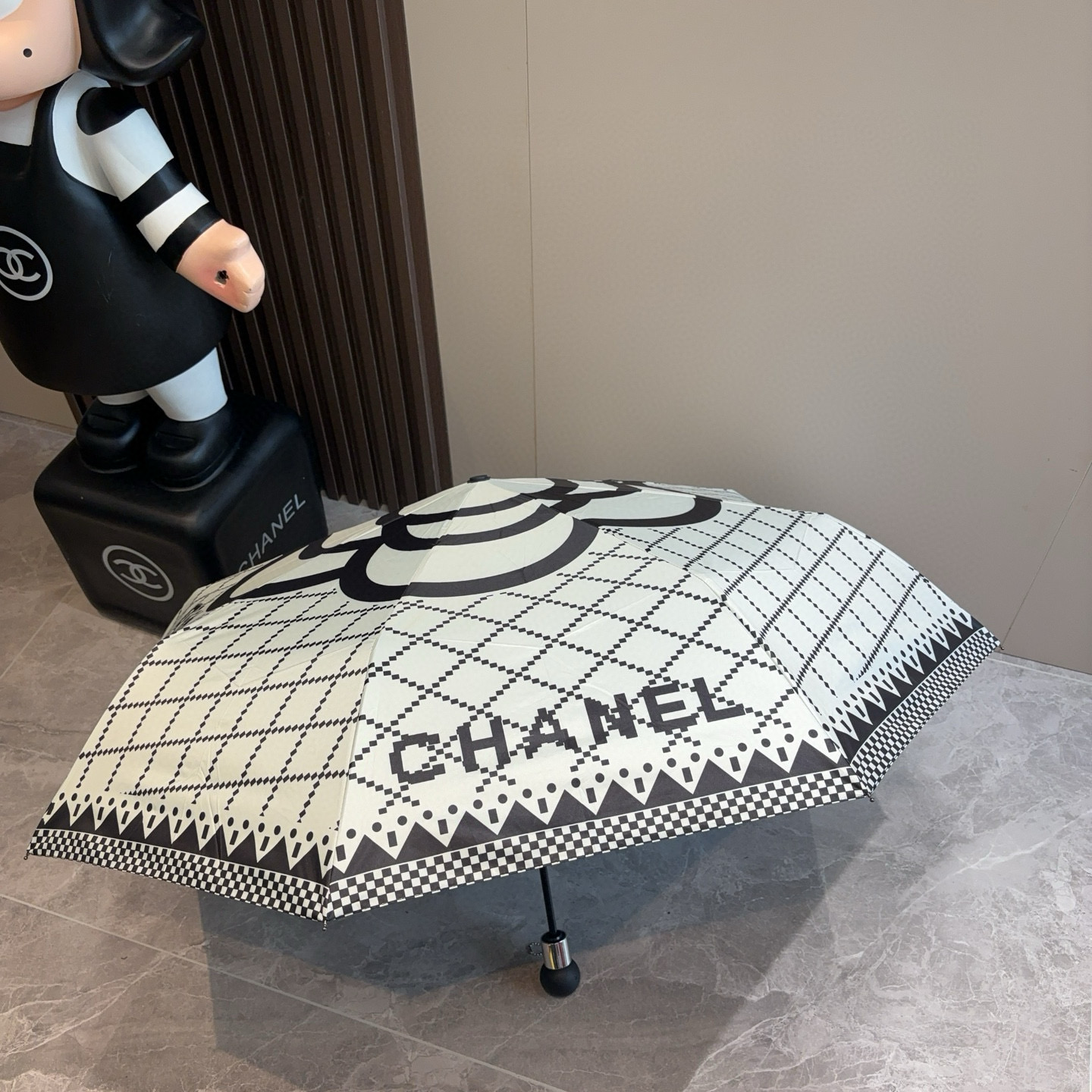  CHANEL（香奈儿）三折自动折叠晴雨伞 集合香奈儿灵魂LOGO为一体的设计风格高雅奢华 带在身上带来