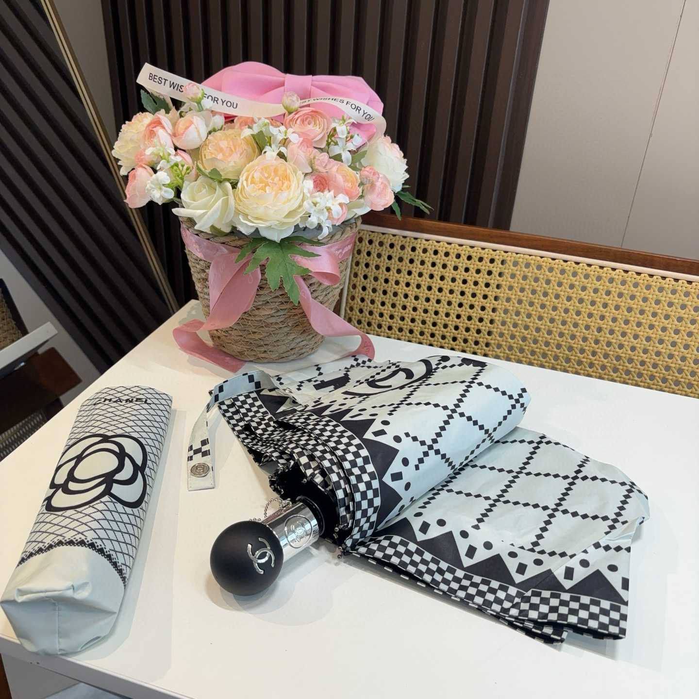  CHANEL（香奈儿）三折自动折叠晴雨伞 集合香奈儿灵魂LOGO为一体的设计风格高雅奢华 带在身上带来