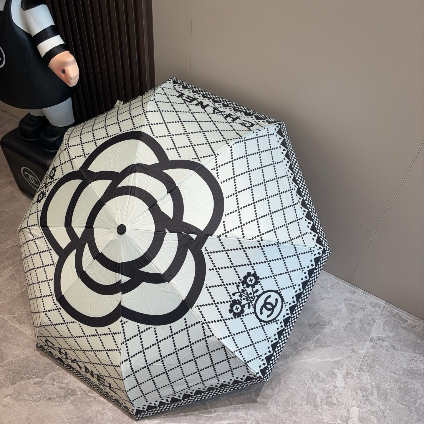 CHANEL（香奈儿）三折自动折叠晴雨伞 集合香奈儿灵魂LOGO为一体的设计风格高雅奢华 带在身上带来