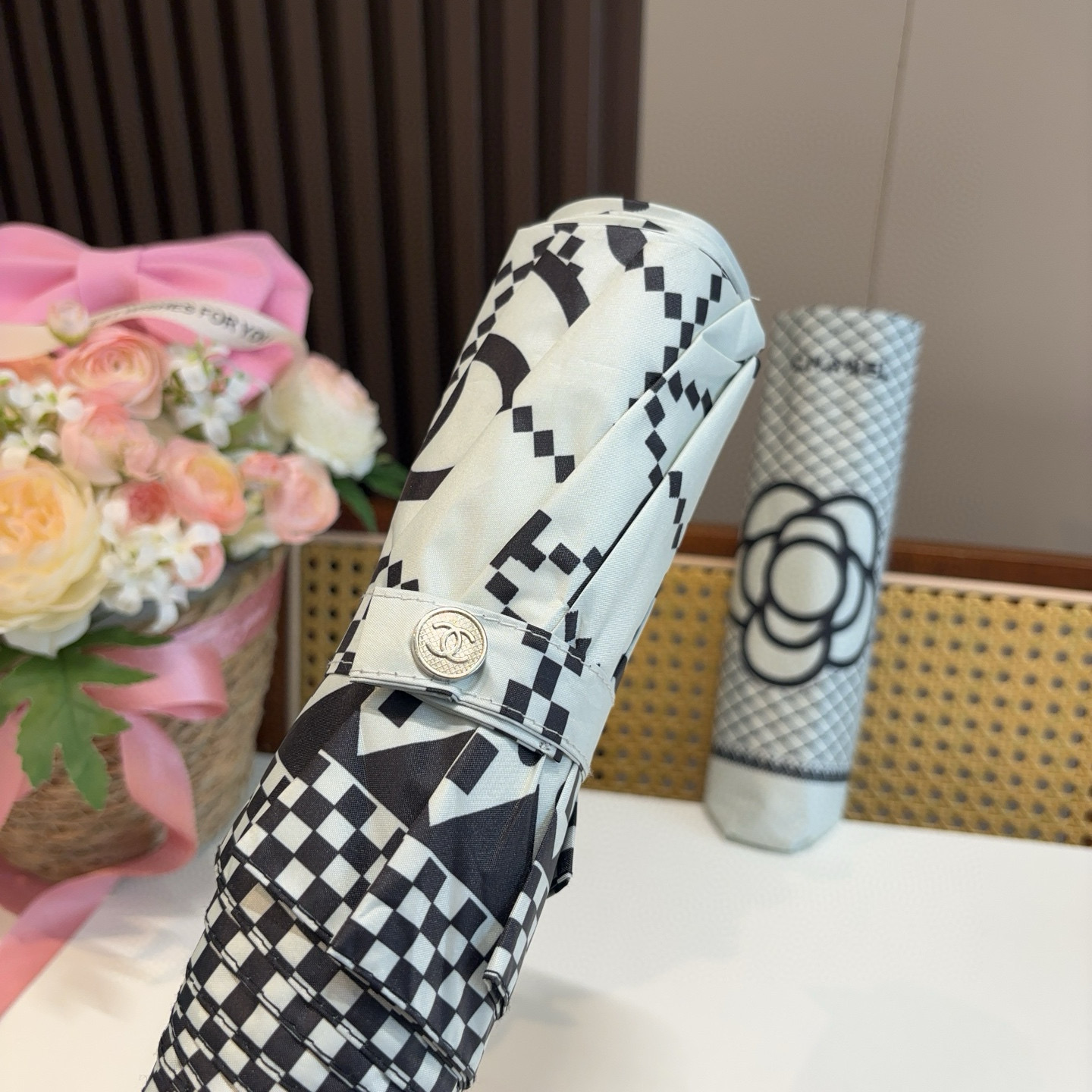  CHANEL（香奈儿）三折自动折叠晴雨伞 集合香奈儿灵魂LOGO为一体的设计风格高雅奢华 带在身上带来