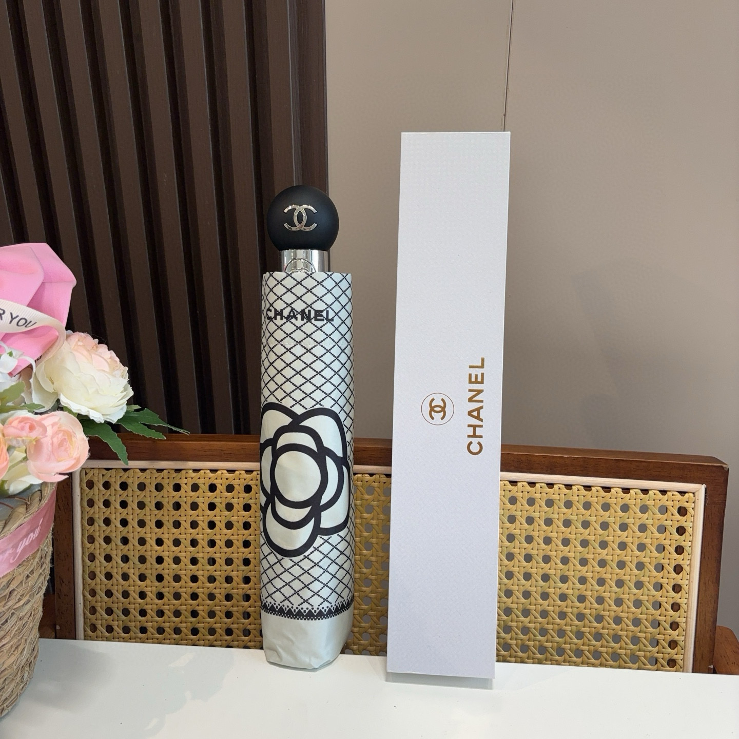  CHANEL（香奈儿）三折自动折叠晴雨伞 集合香奈儿灵魂LOGO为一体的设计风格高雅奢华 带在身上带来