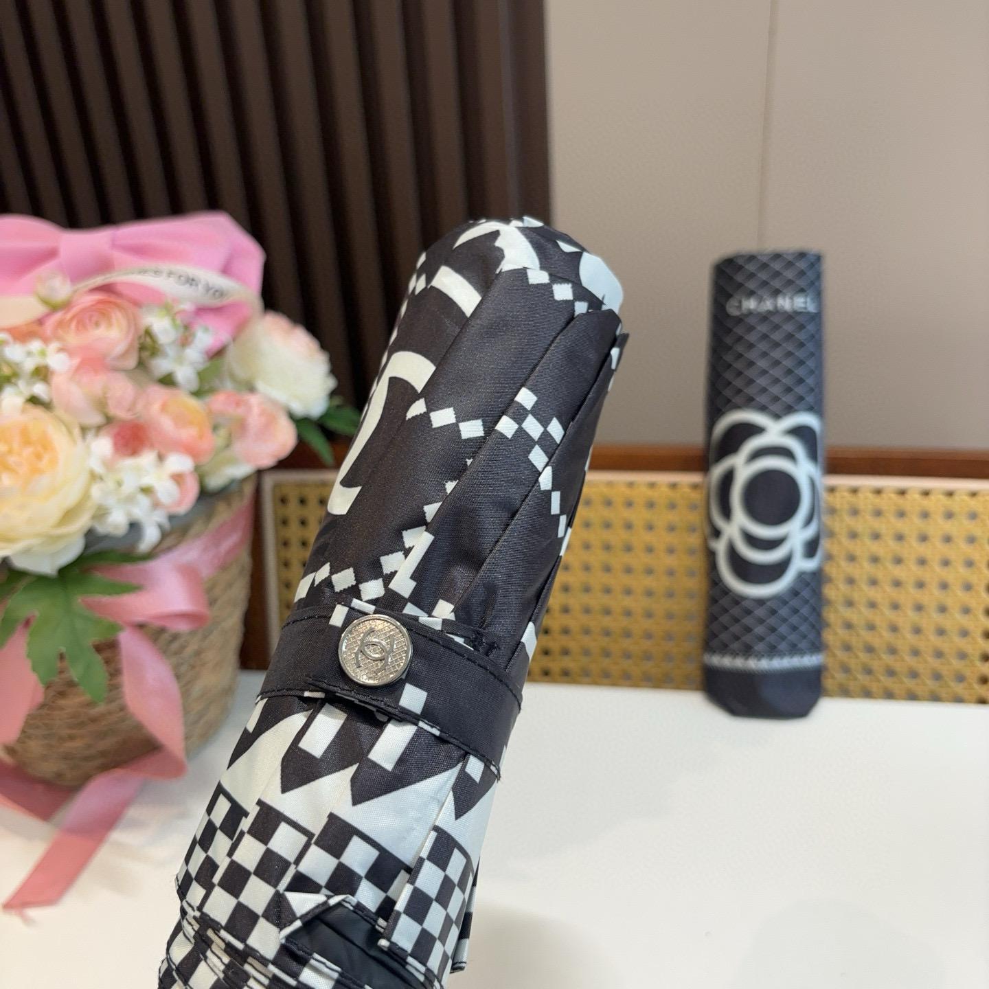  CHANEL（香奈儿）三折自动折叠晴雨伞 集合香奈儿灵魂LOGO为一体的设计风格高雅奢华 带在身上带来
