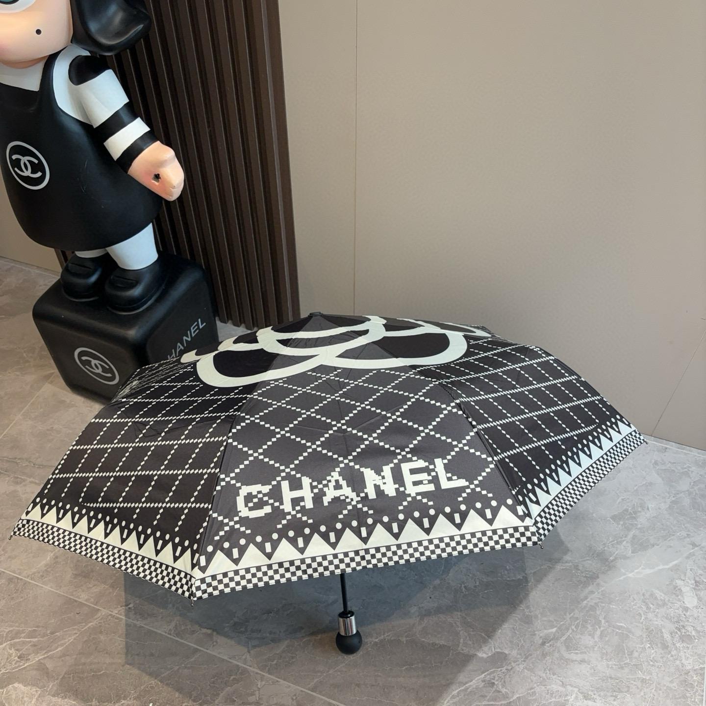  CHANEL（香奈儿）三折自动折叠晴雨伞 集合香奈儿灵魂LOGO为一体的设计风格高雅奢华 带在身上带来