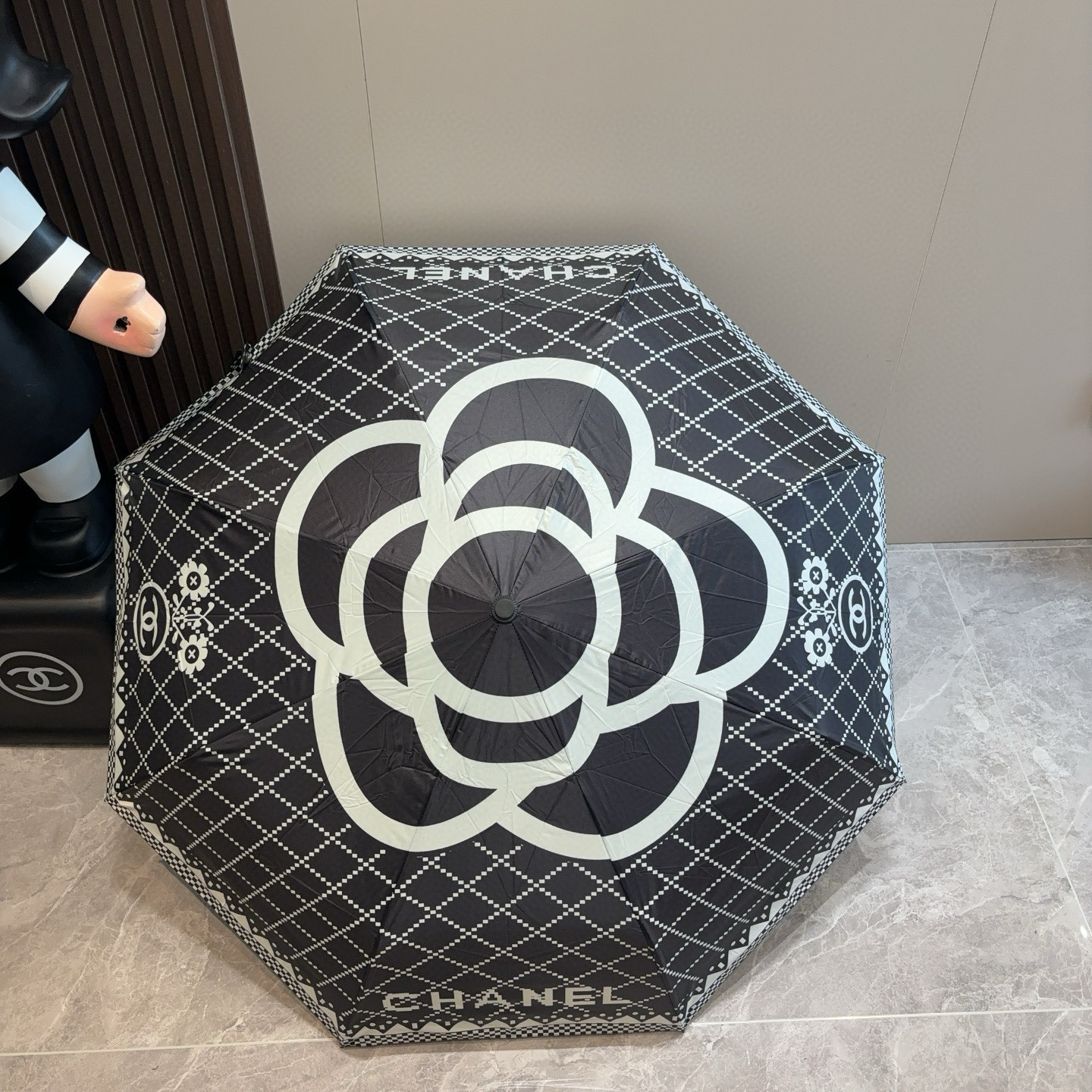  CHANEL（香奈儿）三折自动折叠晴雨伞 集合香奈儿灵魂LOGO为一体的设计风格高雅奢华 带在身上带来
