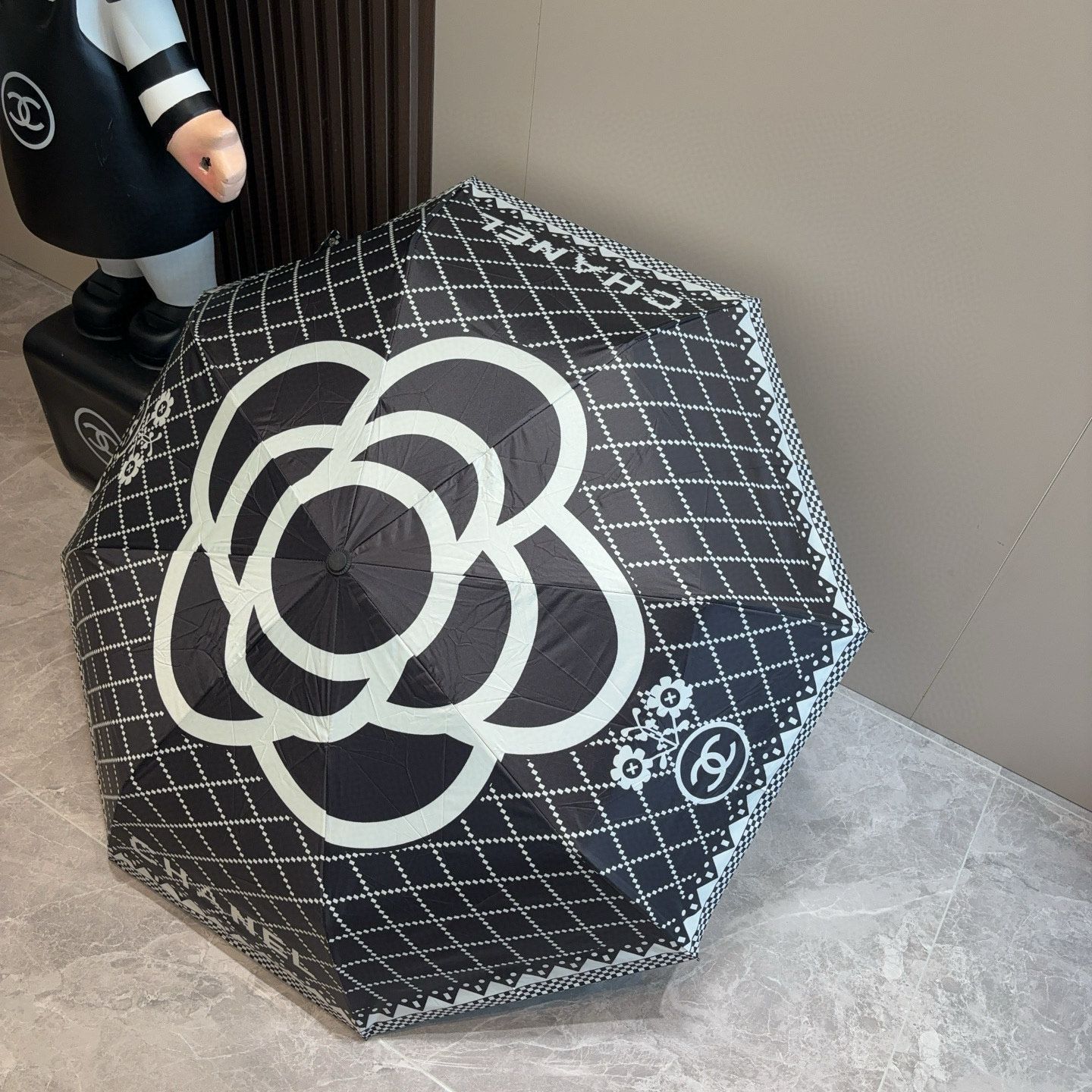  CHANEL（香奈儿）三折自动折叠晴雨伞 集合香奈儿灵魂LOGO为一体的设计风格高雅奢华 带在身上带来