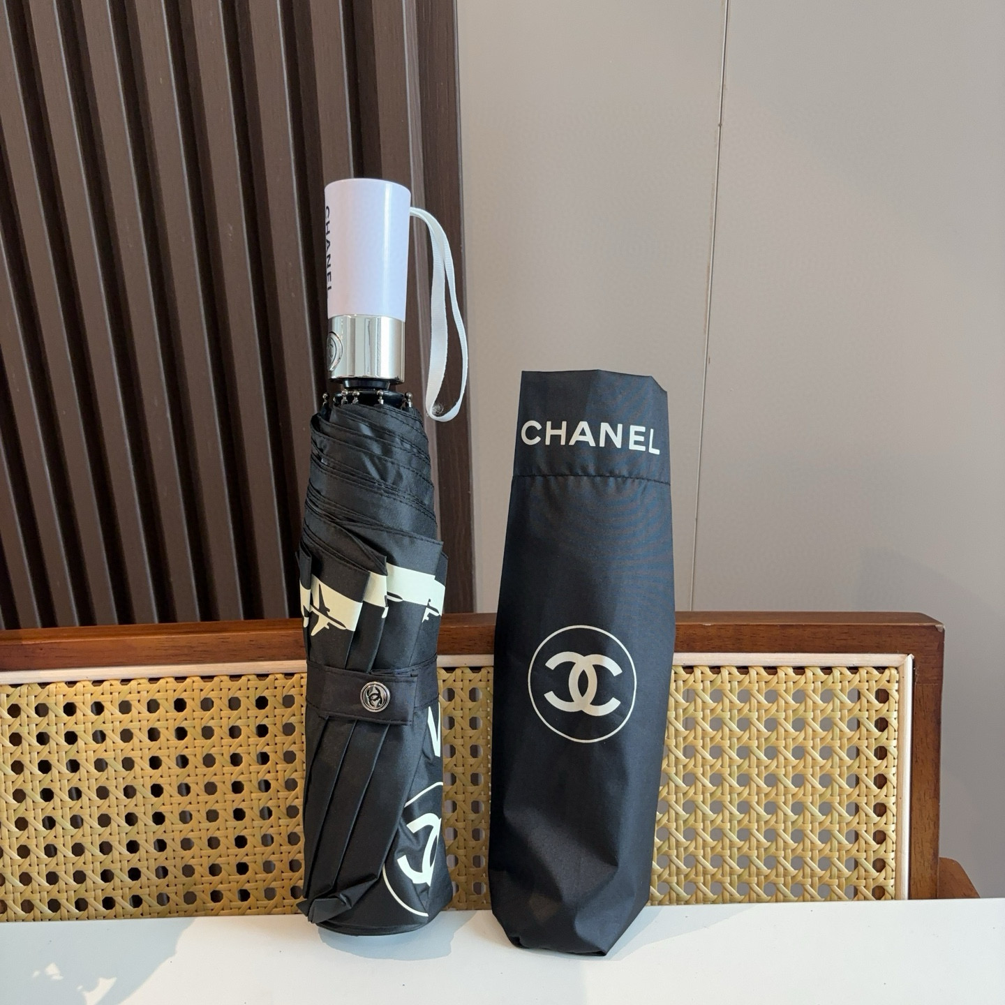  CHANEL（香奈儿）三折自动折叠晴雨伞 集合香奈儿灵魂LOGO为一体的设计风格高雅奢华 带在身上带来