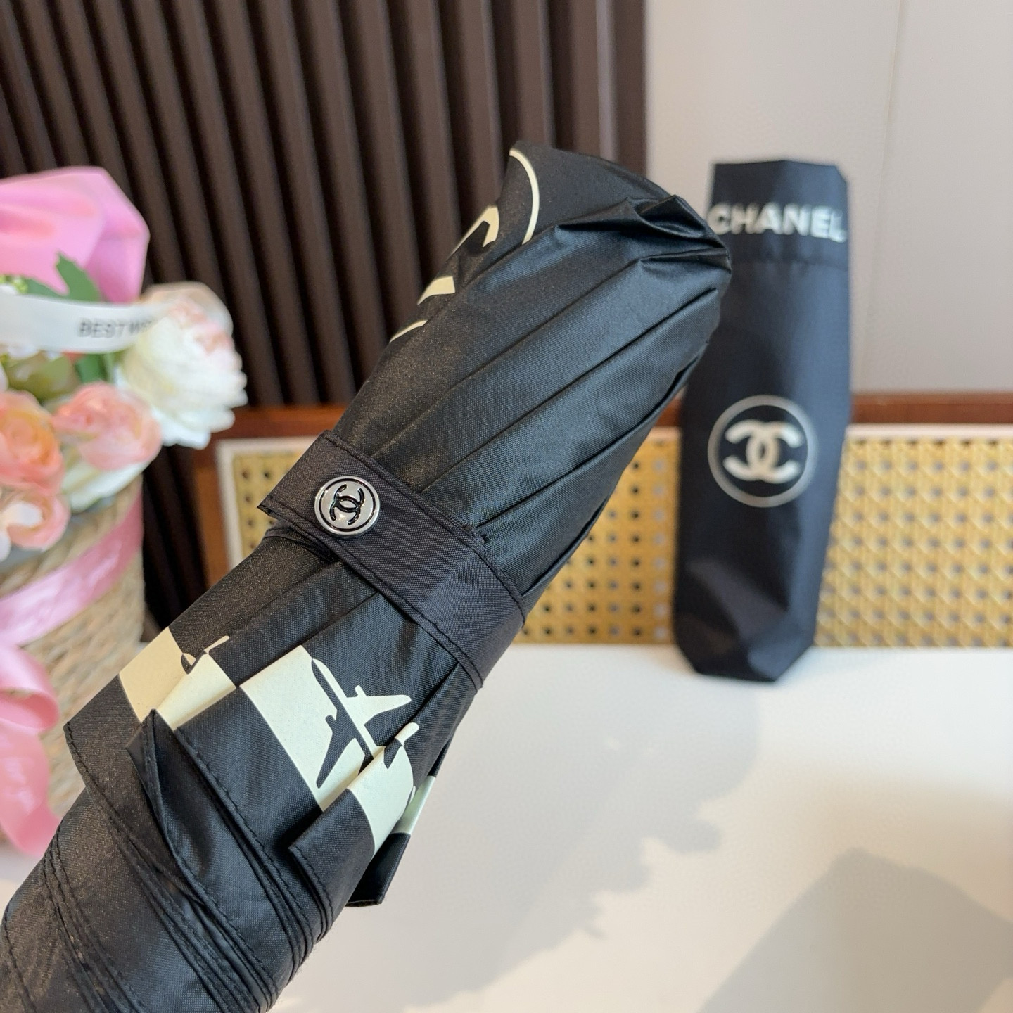  CHANEL（香奈儿）三折自动折叠晴雨伞 集合香奈儿灵魂LOGO为一体的设计风格高雅奢华 带在身上带来