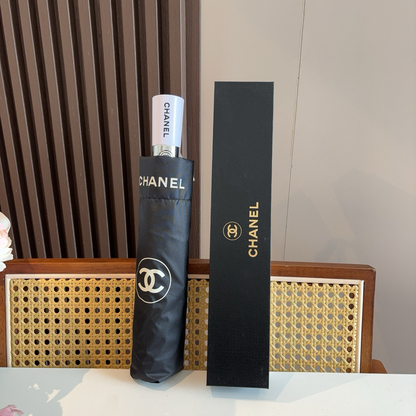  CHANEL（香奈儿）三折自动折叠晴雨伞 集合香奈儿灵魂LOGO为一体的设计风格高雅奢华 带在身上带来