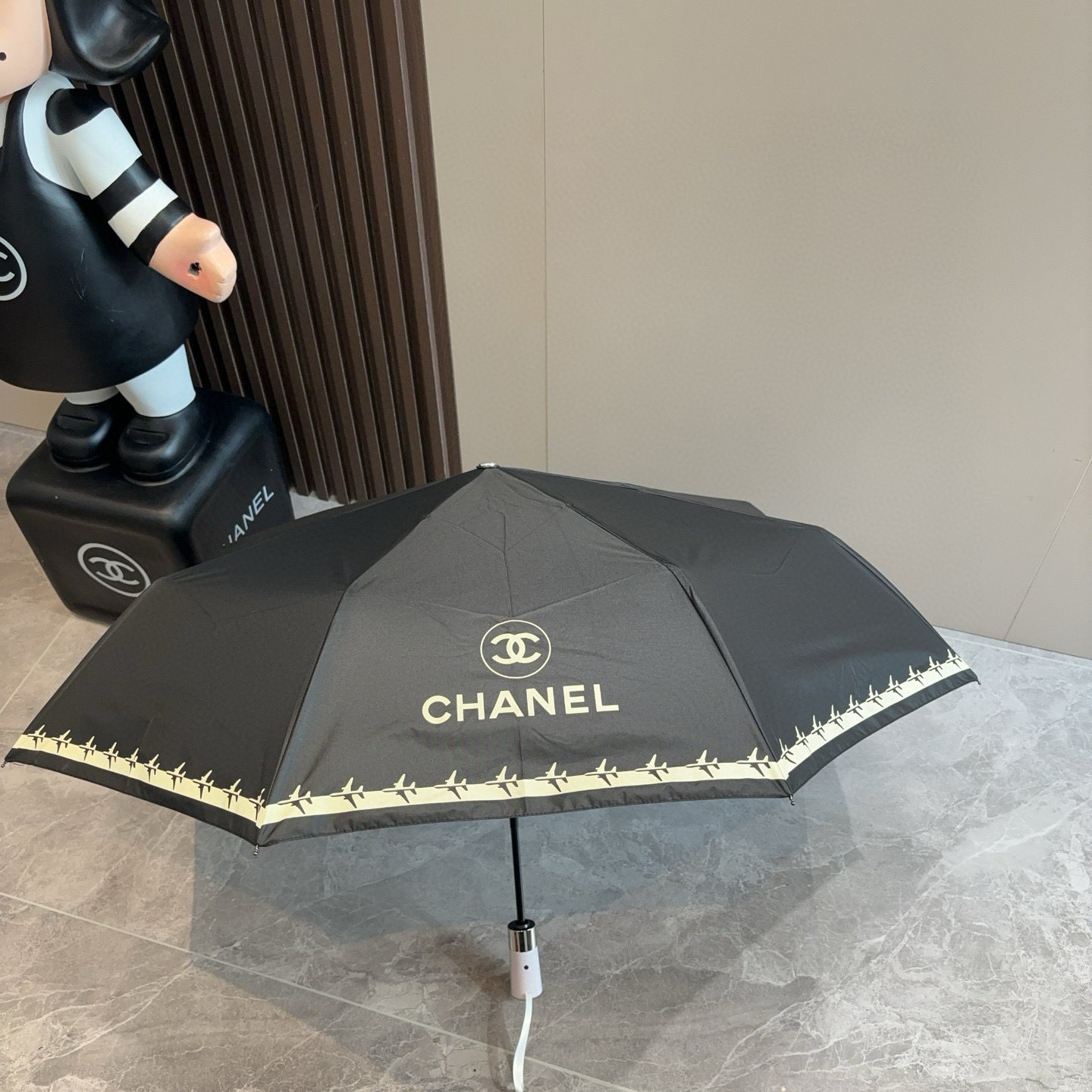  CHANEL（香奈儿）三折自动折叠晴雨伞 集合香奈儿灵魂LOGO为一体的设计风格高雅奢华 带在身上带来