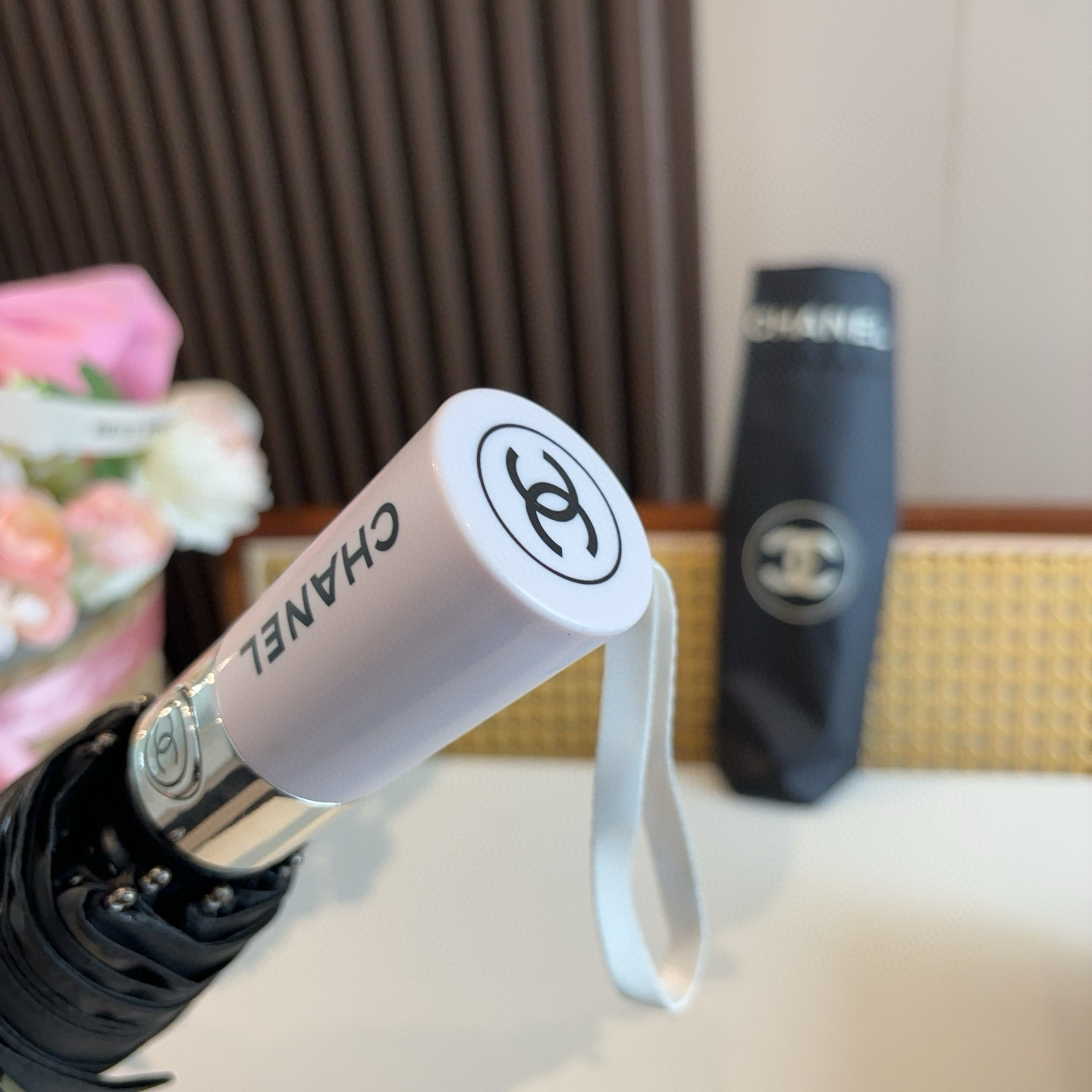  CHANEL（香奈儿）三折自动折叠晴雨伞 集合香奈儿灵魂LOGO为一体的设计风格高雅奢华 带在身上带来