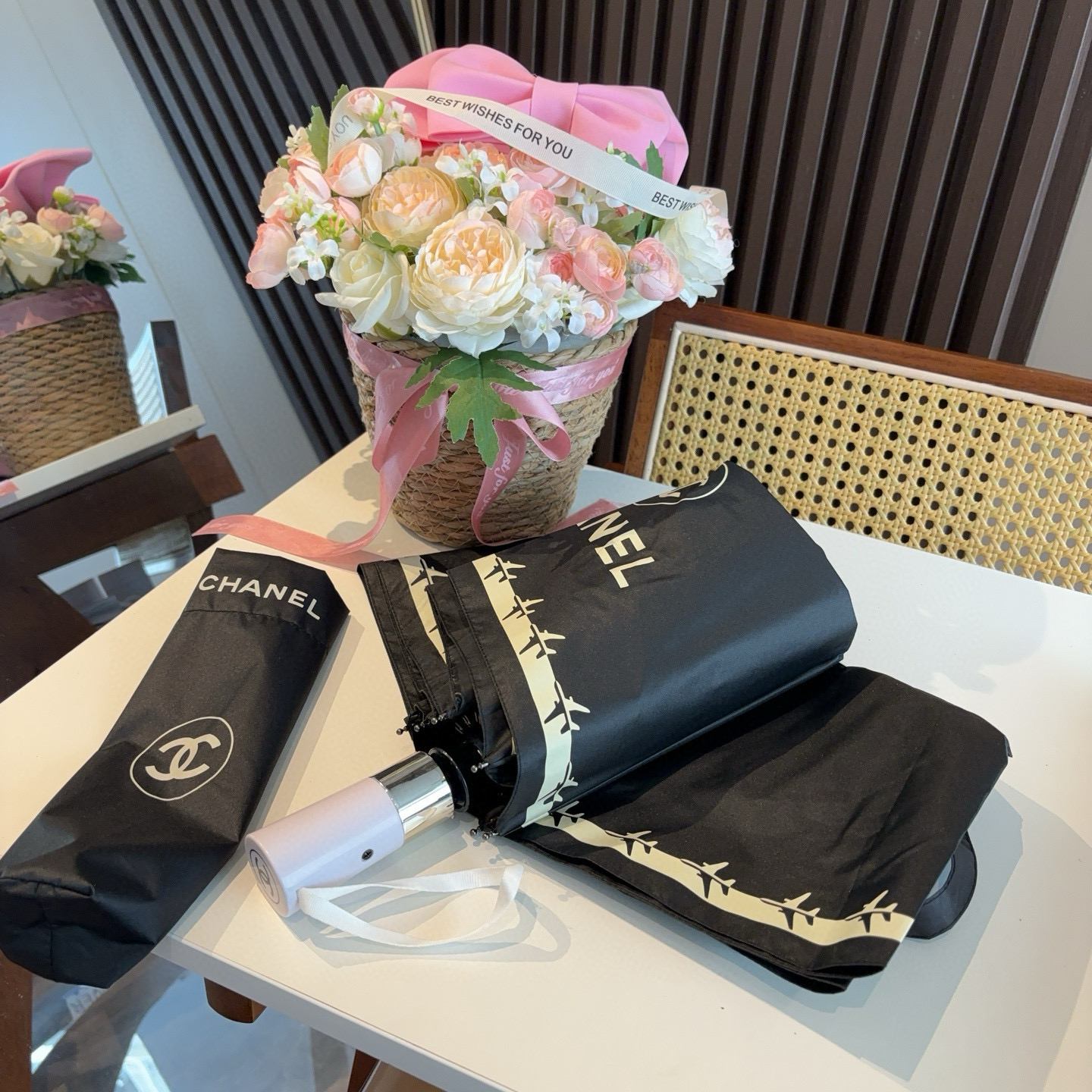  CHANEL（香奈儿）三折自动折叠晴雨伞 集合香奈儿灵魂LOGO为一体的设计风格高雅奢华 带在身上带来