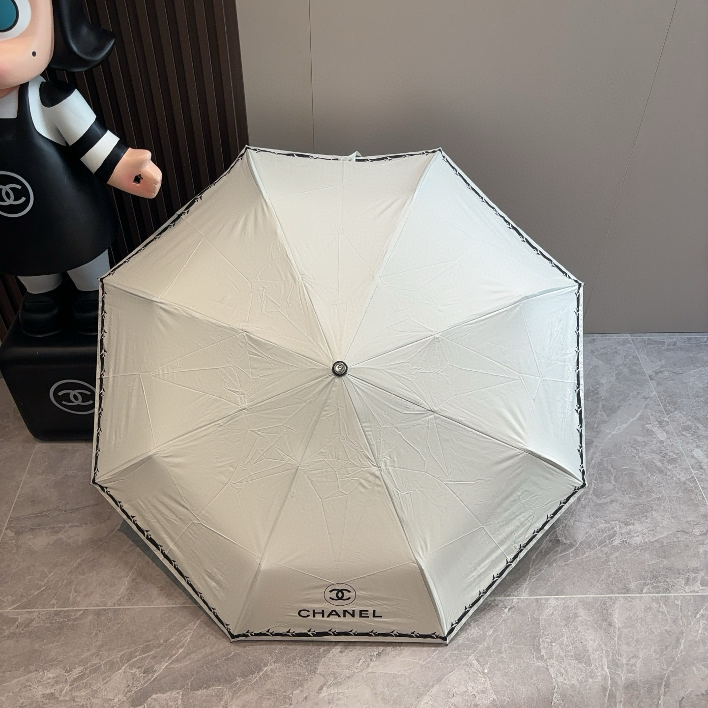  CHANEL（香奈儿）三折自动折叠晴雨伞 集合香奈儿灵魂LOGO为一体的设计风格高雅奢华 带在身上带来
