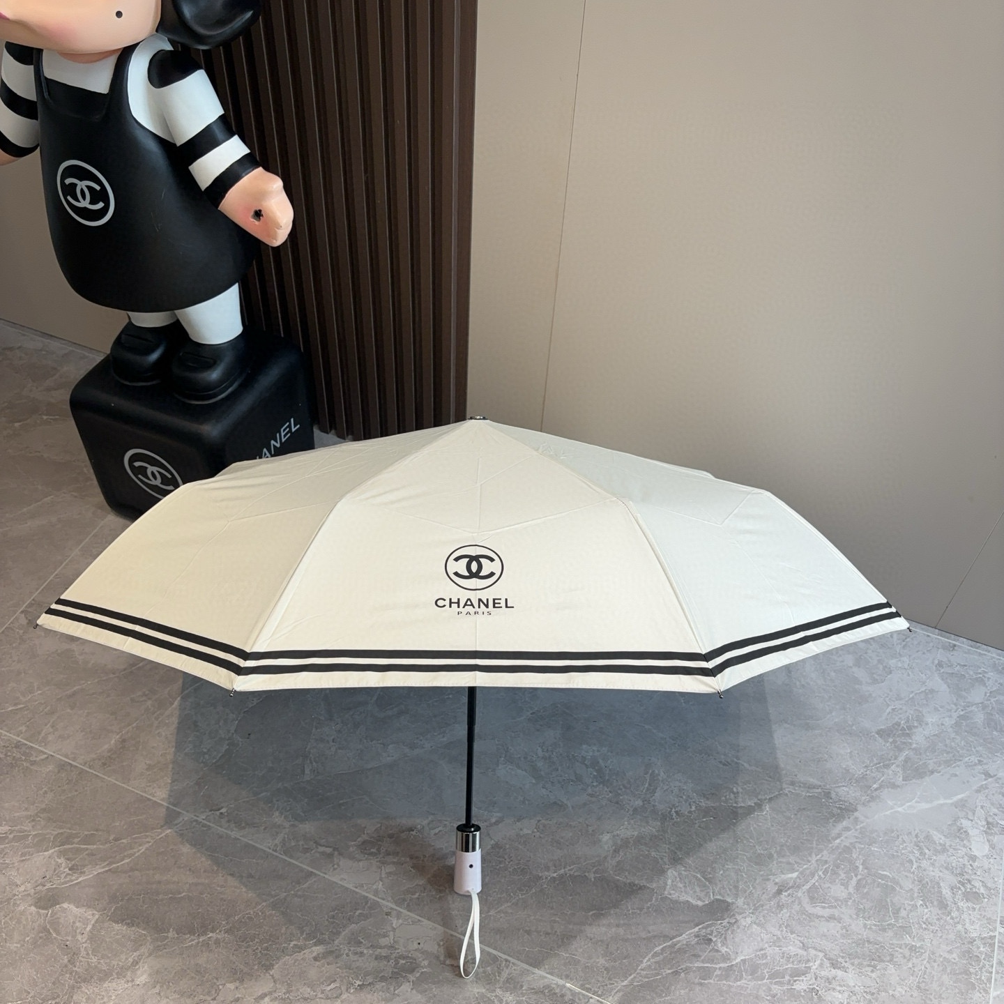  CHANEL（香奈儿）三折自动折叠晴雨伞 集合香奈儿灵魂LOGO为一体的设计风格高雅奢华 带在身上带来