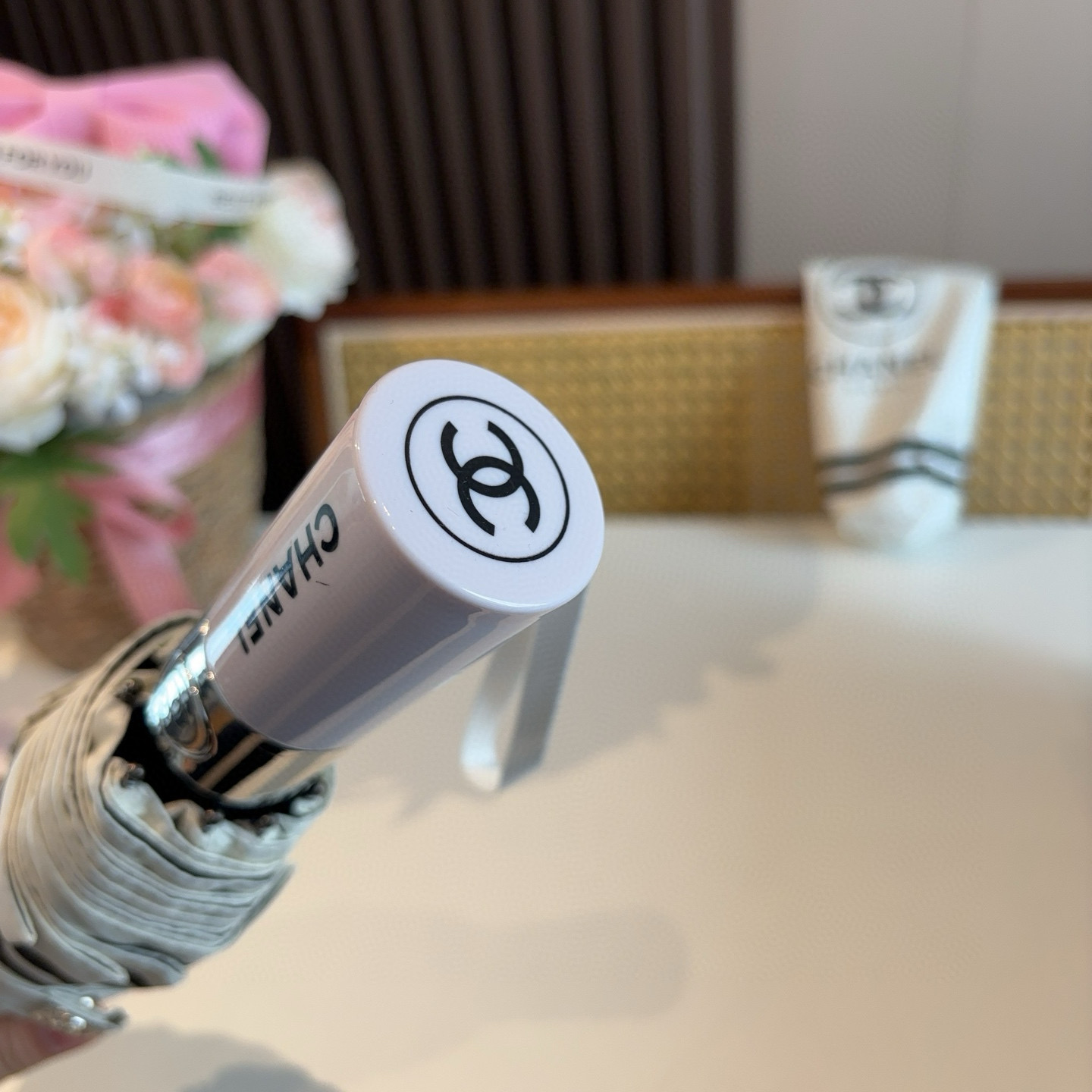  CHANEL（香奈儿）三折自动折叠晴雨伞 集合香奈儿灵魂LOGO为一体的设计风格高雅奢华 带在身上带来