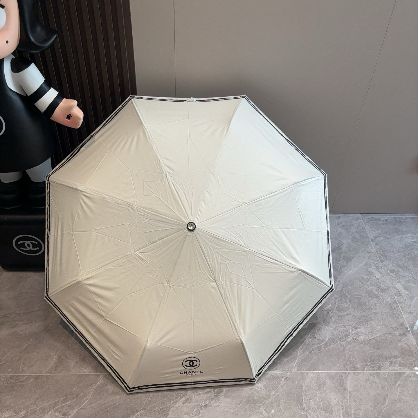  CHANEL（香奈儿）三折自动折叠晴雨伞 集合香奈儿灵魂LOGO为一体的设计风格高雅奢华 带在身上带来