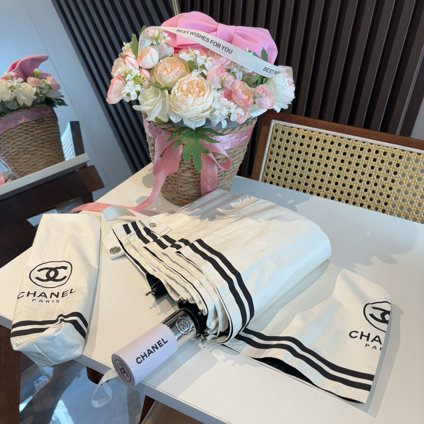  CHANEL（香奈儿）三折自动折叠晴雨伞 集合香奈儿灵魂LOGO为一体的设计风格高雅奢华 带在身上带来